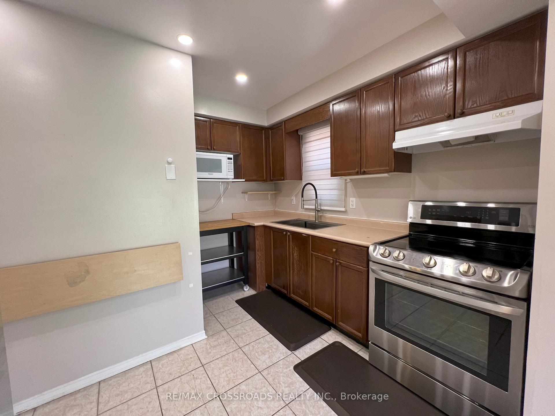 Photo 10 of 51 Hood Crescent, Brampton, Fletcher's West — HOMEH