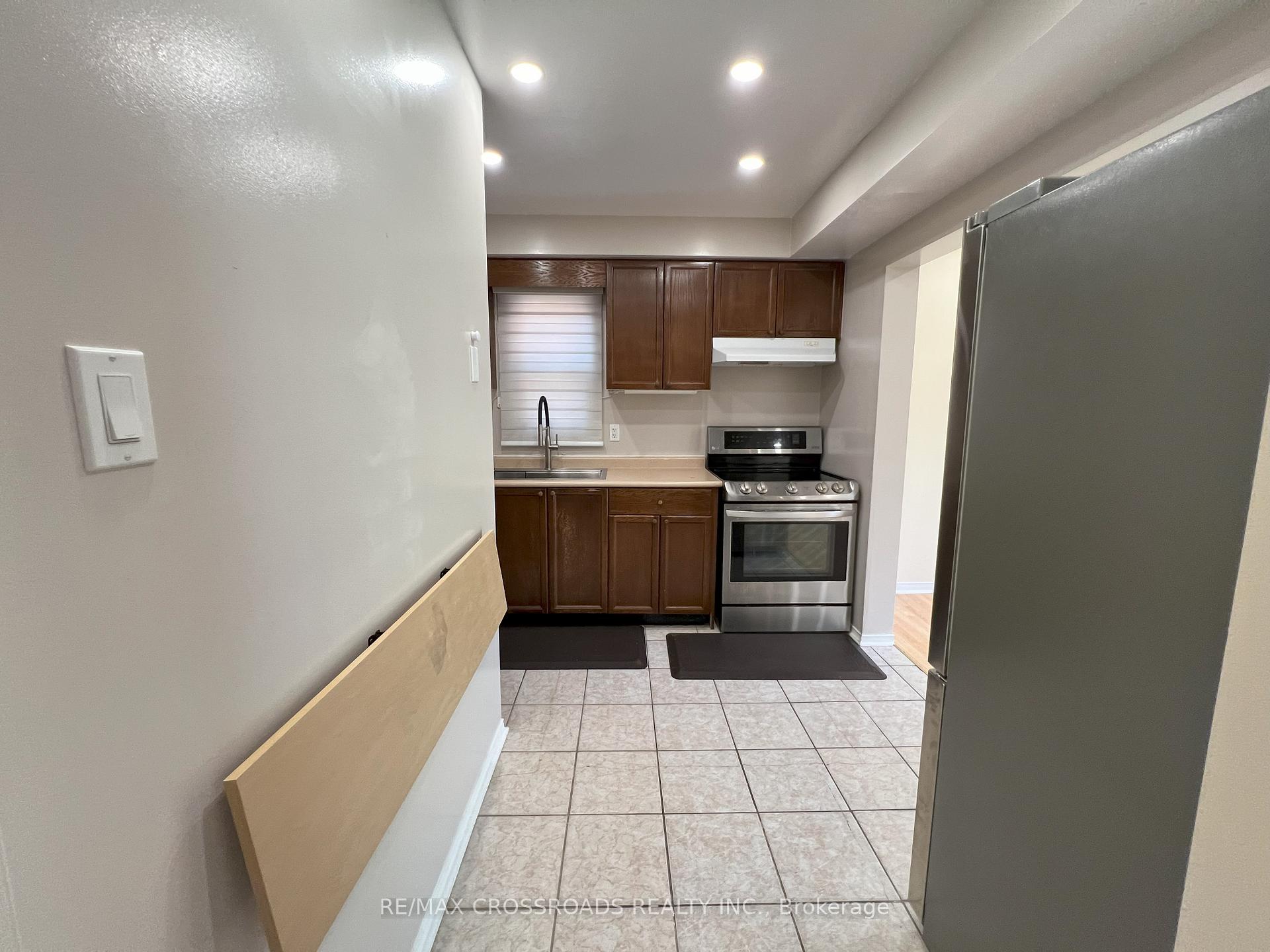 Photo 12 of 51 Hood Crescent, Brampton, Fletcher's West — HOMEH