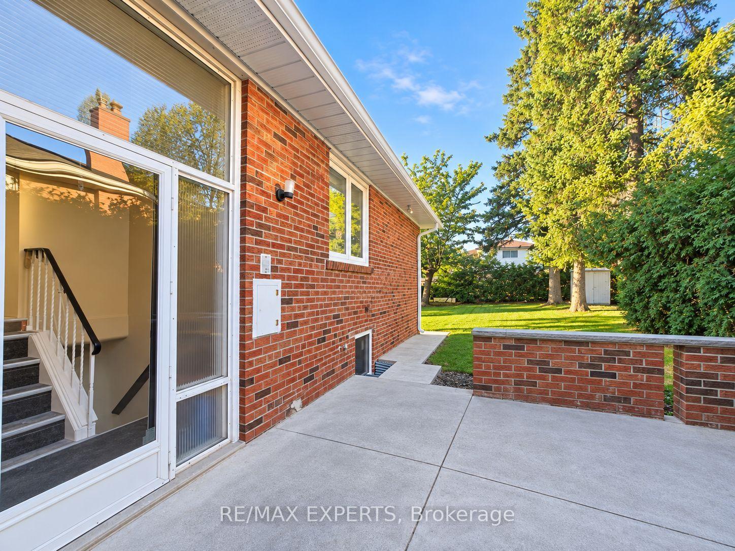 Photo 2 of 24 Roskell Crescent, North York, York University Heights — HOMEH