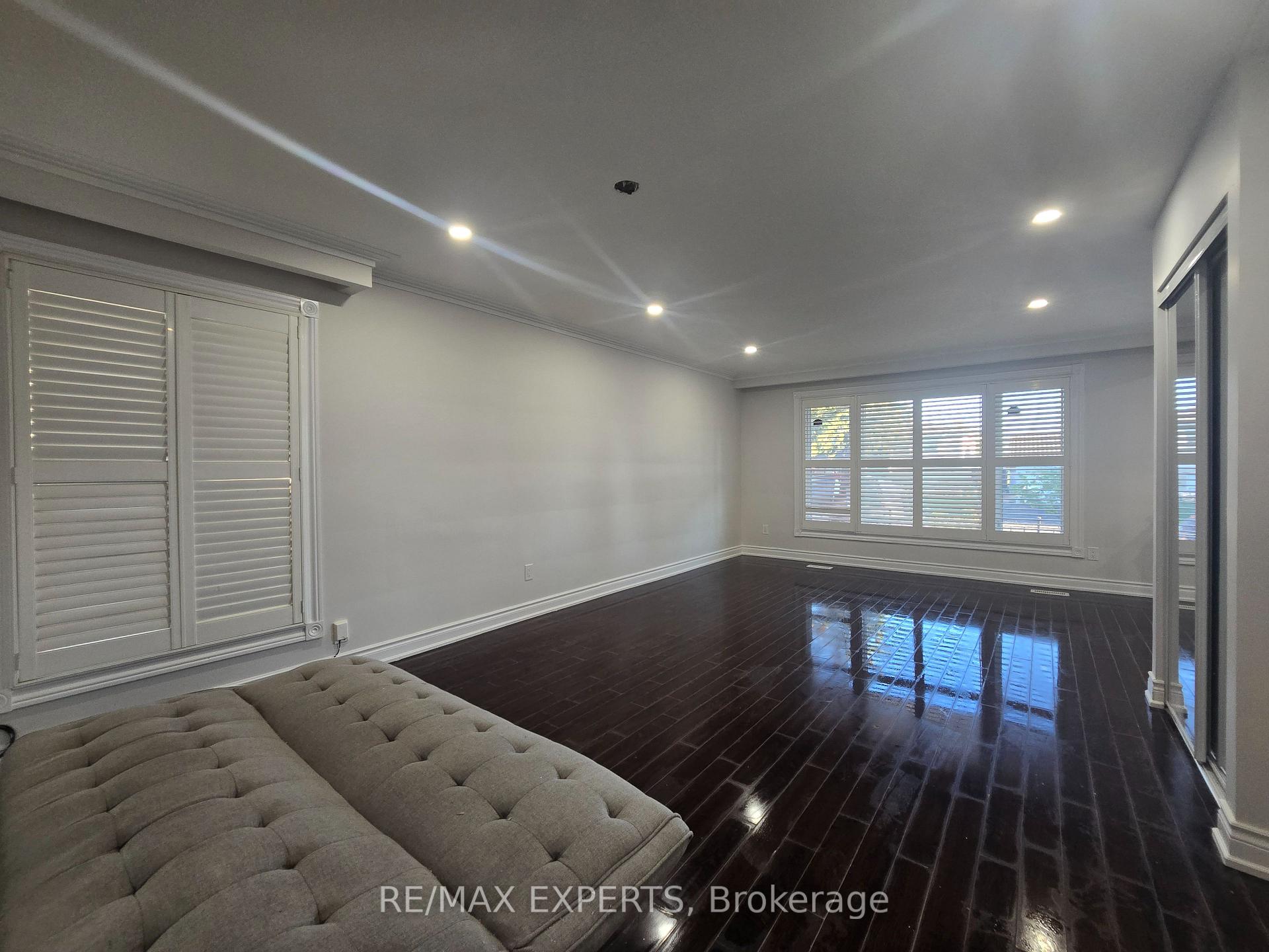 Photo 4 of 24 Roskell Crescent, North York, York University Heights — HOMEH