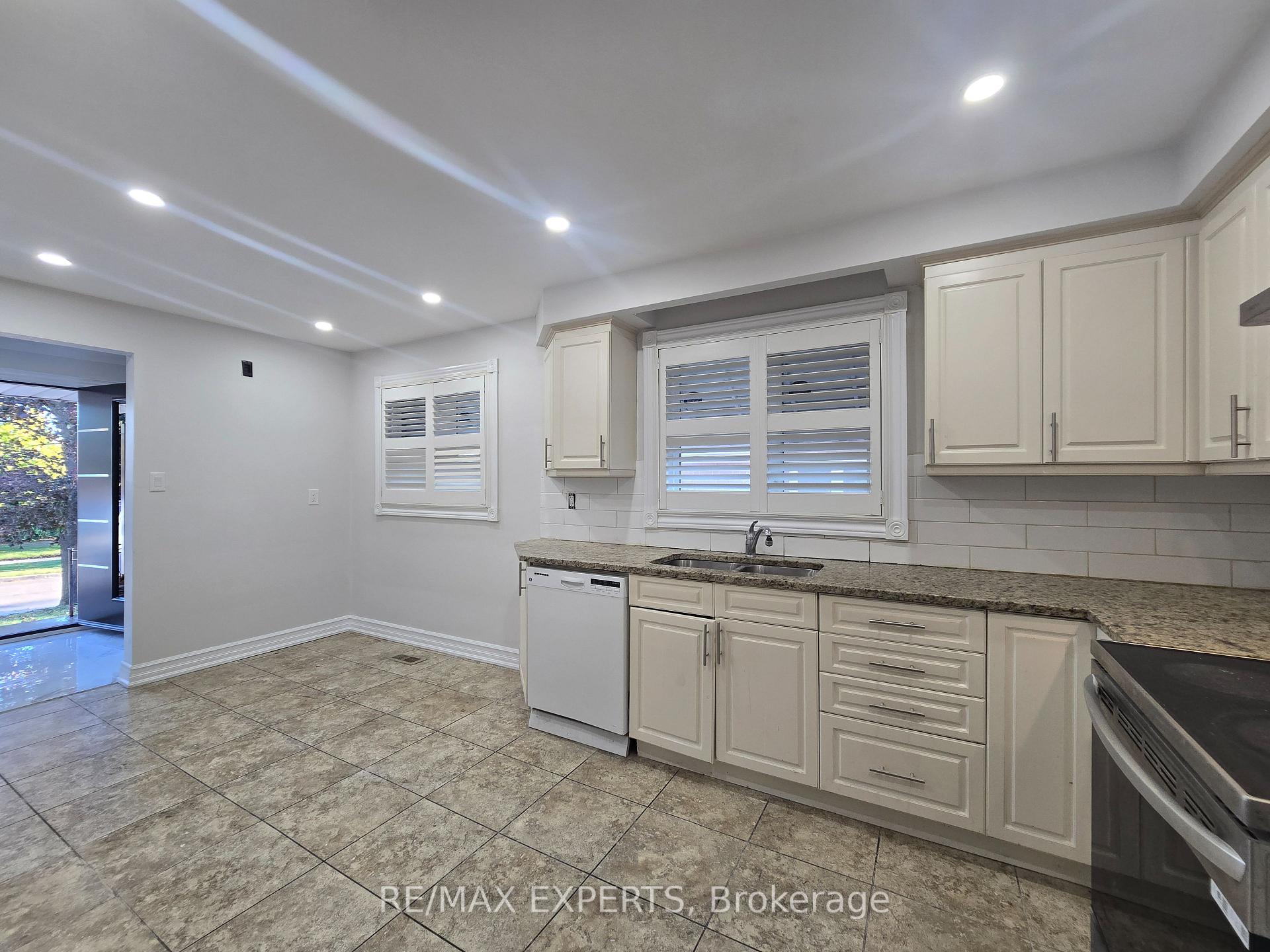 Photo 10 of 24 Roskell Crescent, North York, York University Heights — HOMEH