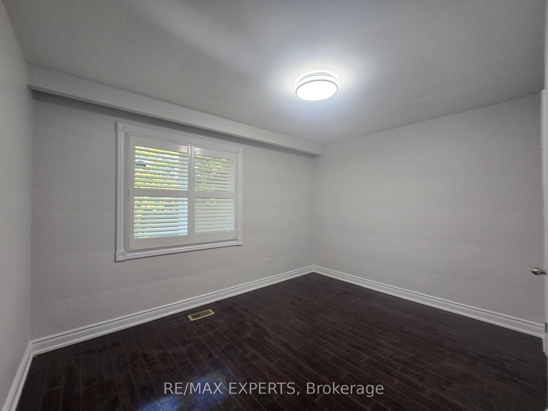 Photo 16 of 24 Roskell Crescent, North York, York University Heights — HOMEH