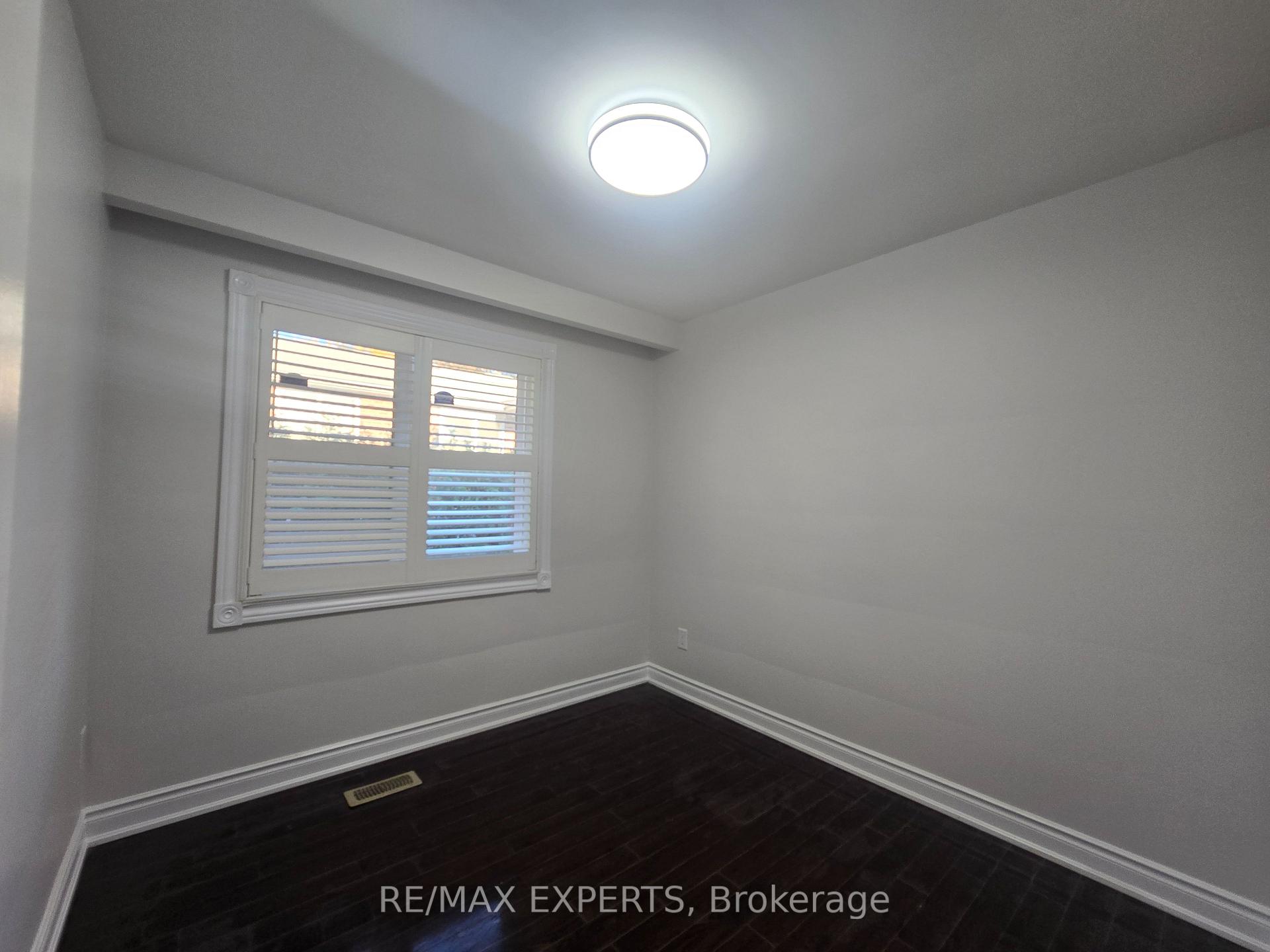 Photo 18 of 24 Roskell Crescent, North York, York University Heights — HOMEH