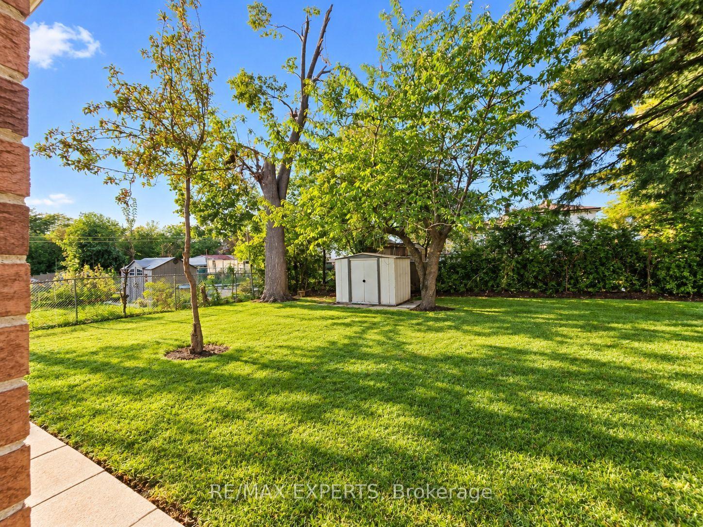 Photo 20 of 24 Roskell Crescent, North York, York University Heights — HOMEH