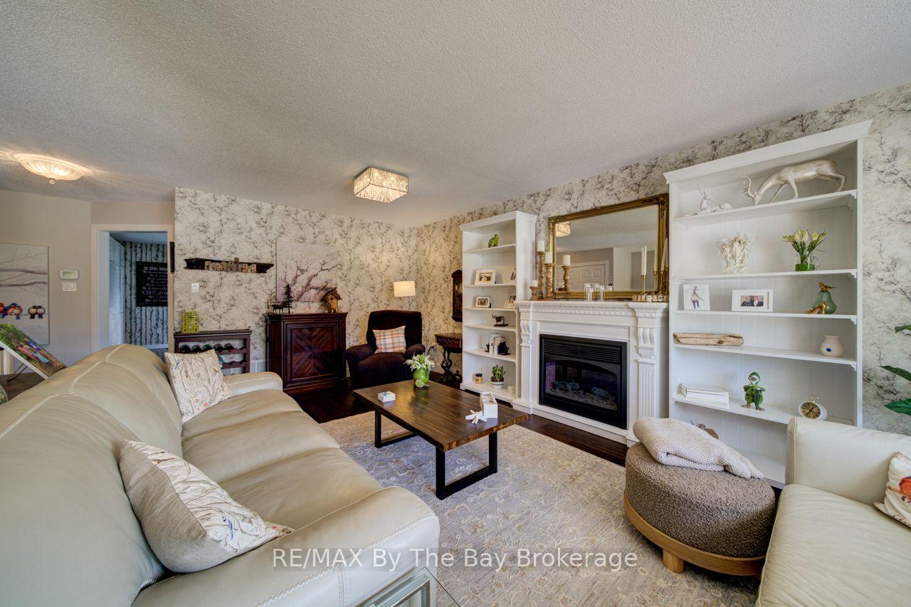 Photo 11 of 9 Cranberry Heights, Wasaga Beach — HOMEH