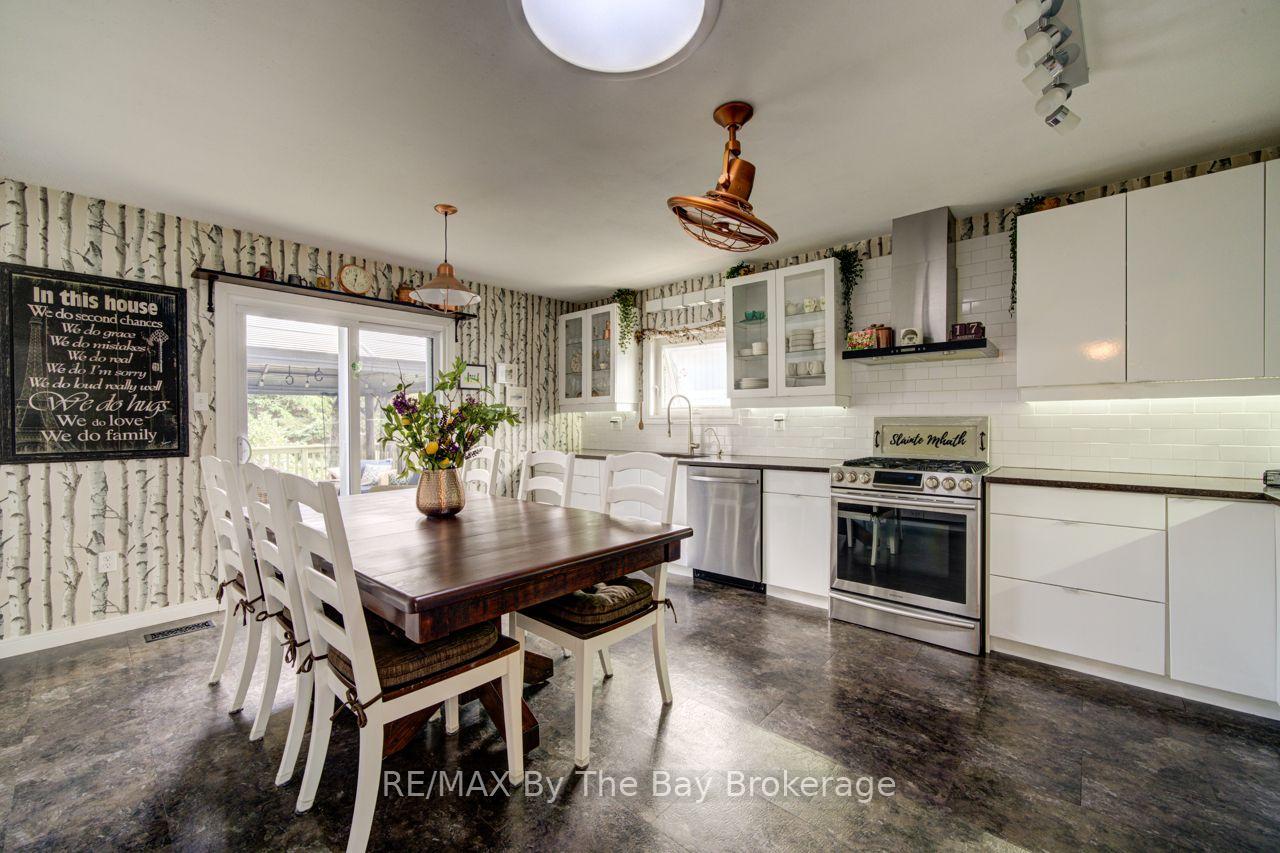 Photo 12 of 9 Cranberry Heights, Wasaga Beach — HOMEH