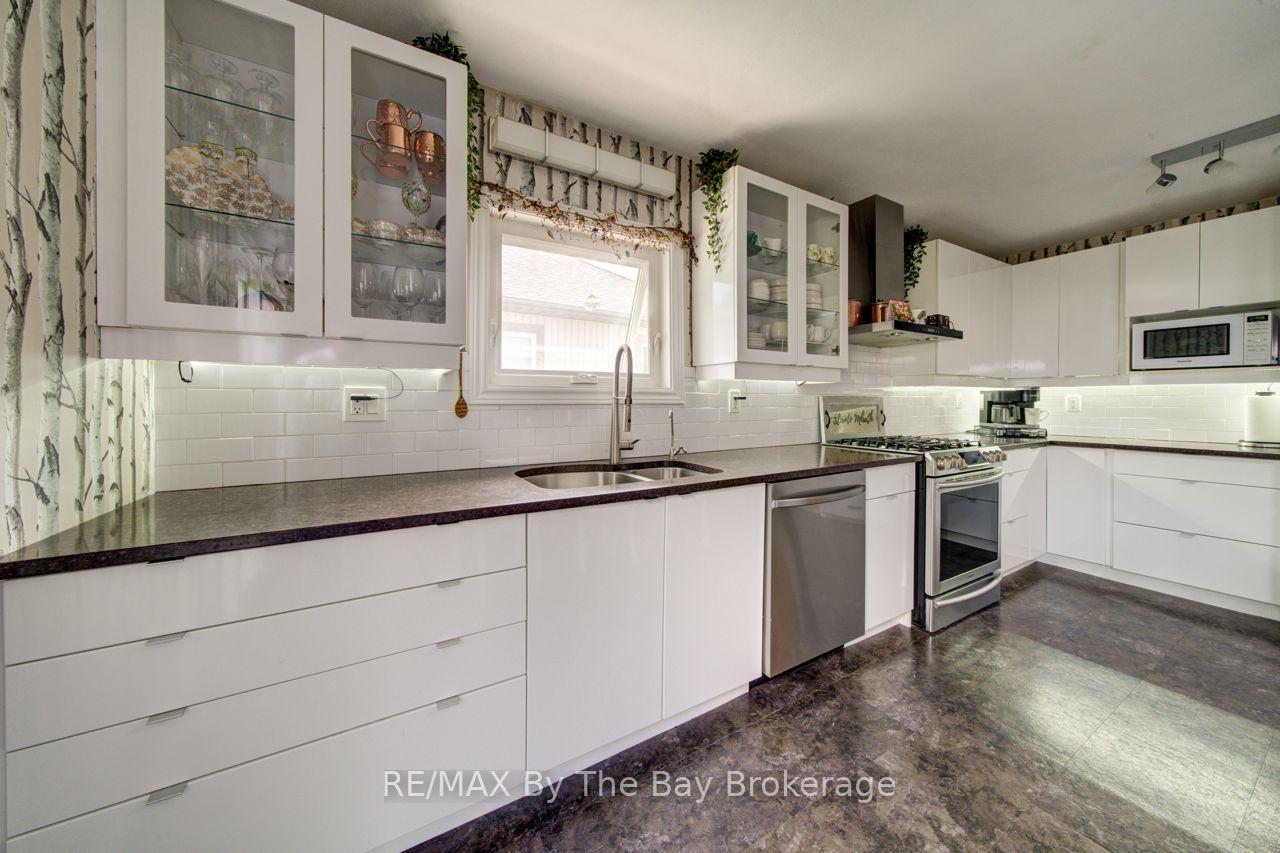 Photo 13 of 9 Cranberry Heights, Wasaga Beach — HOMEH