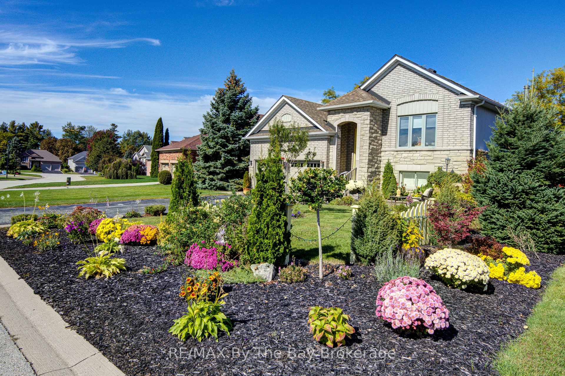 Photo 2 of 9 Cranberry Heights, Wasaga Beach — HOMEH