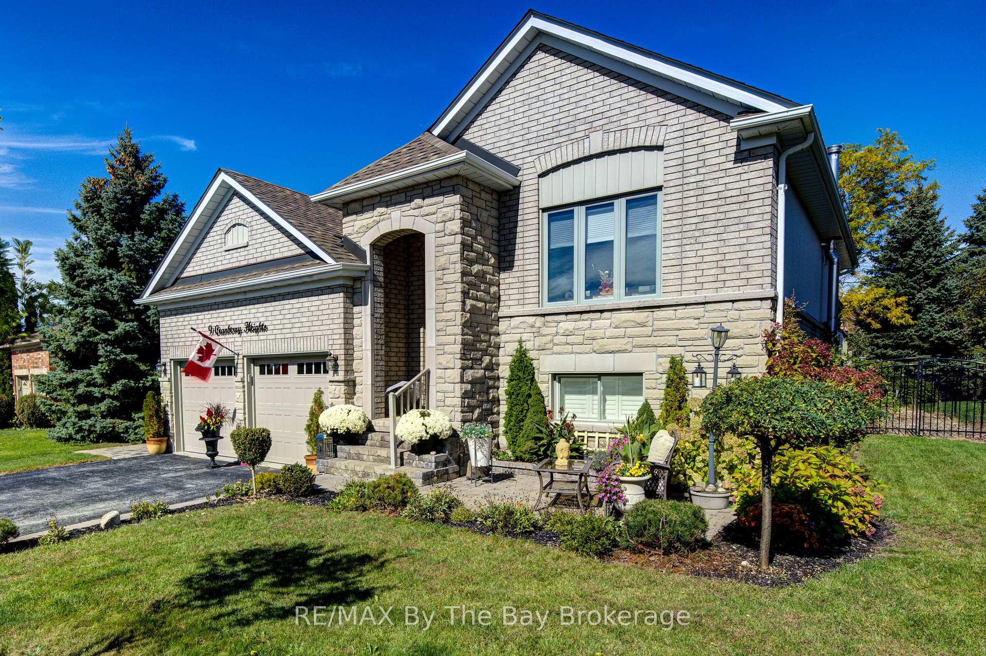 Photo 3 of 9 Cranberry Heights, Wasaga Beach — HOMEH