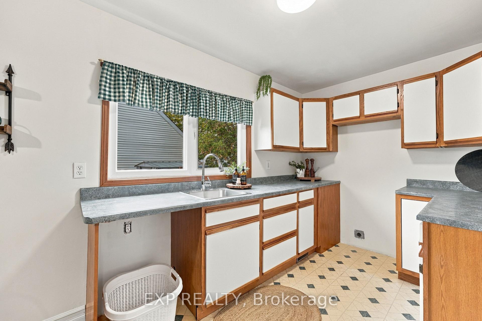 Photo 12 of 724 Mckellar Street, Peterborough, Otonabee Ward 1 — HOMEH