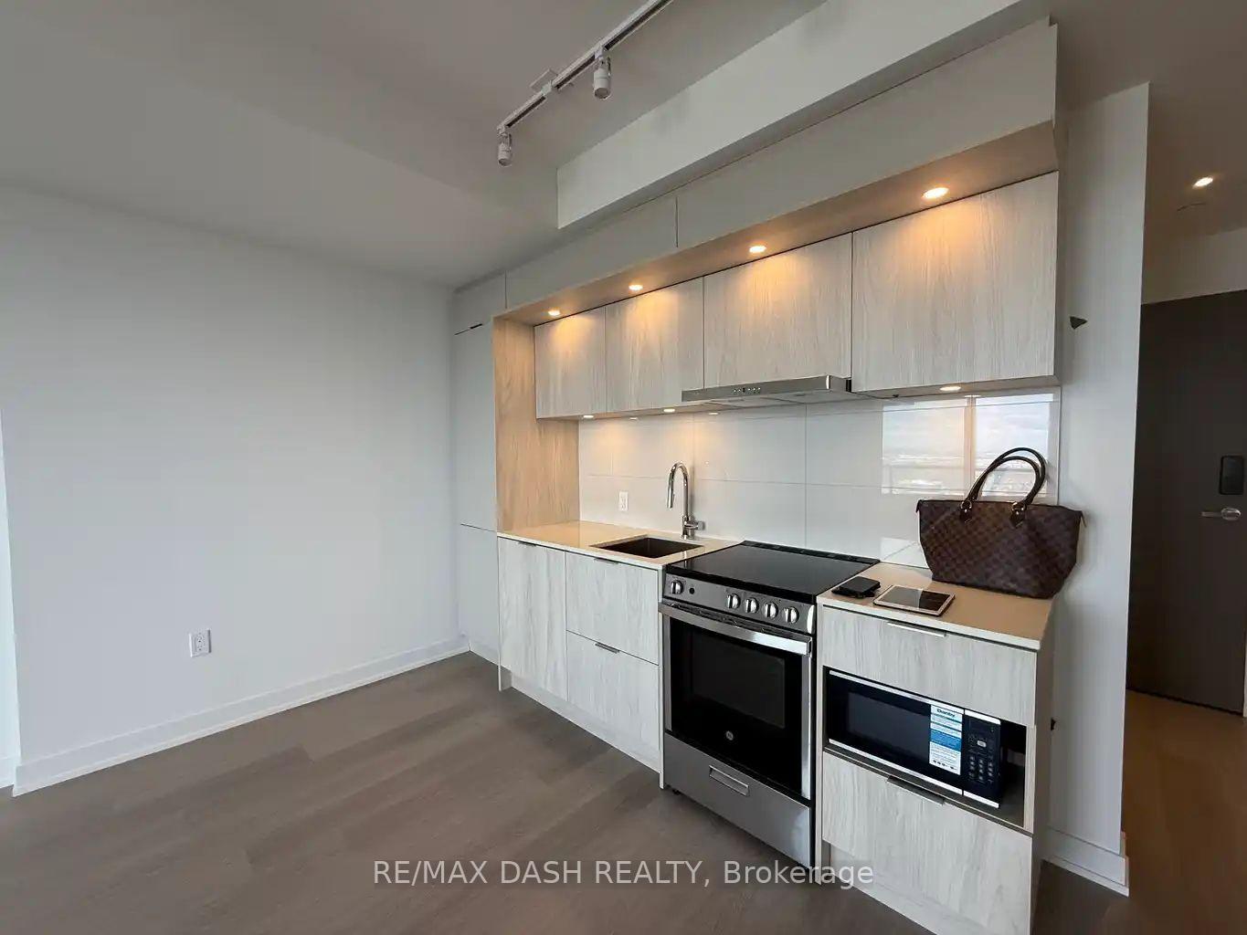 Photo 4 of Unit 5604, 448 Burnhamthorpe Road W, Mississauga, City Centre — HOMEH