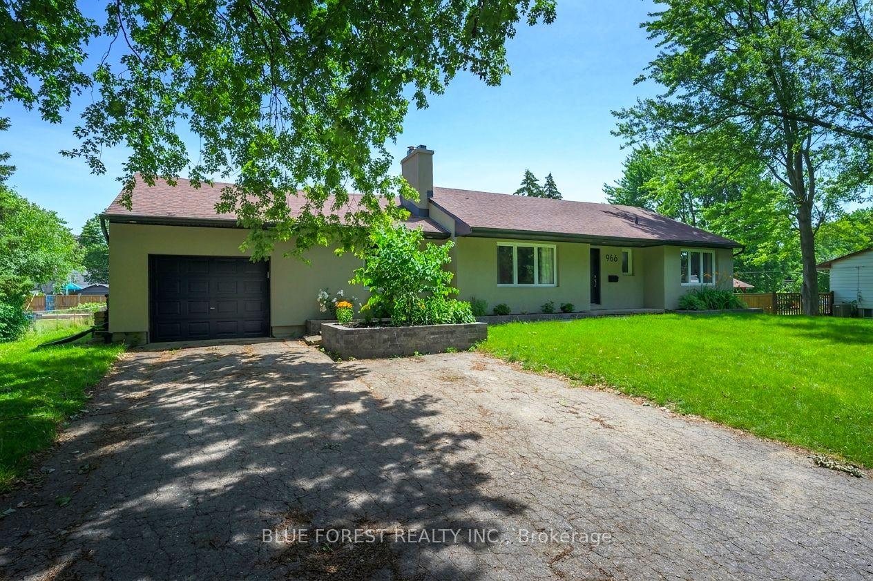 Photo 2 of 966 Glenbanner Road, London, South Y — HOMEH