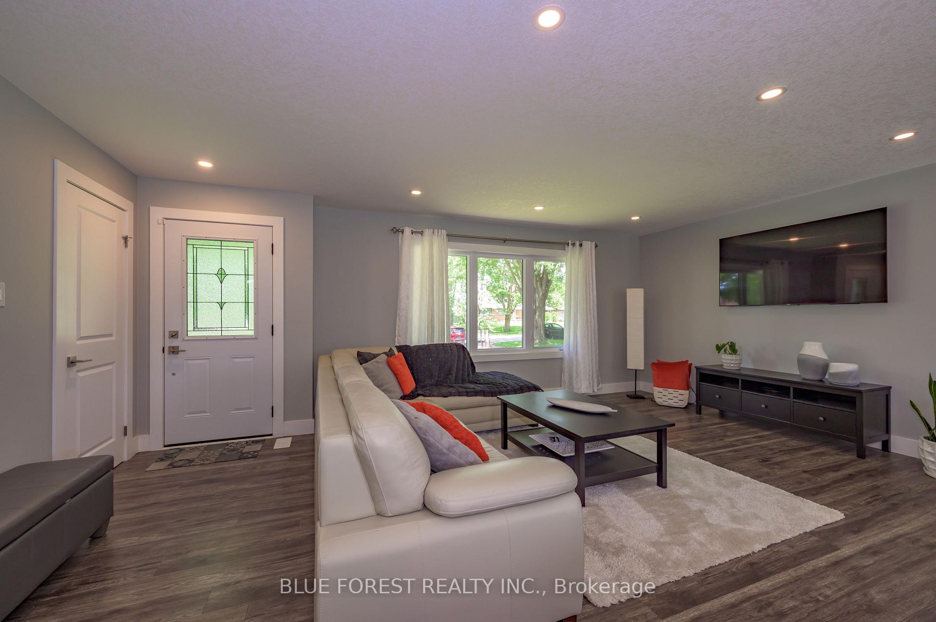 Photo 4 of 966 Glenbanner Road, London, South Y — HOMEH