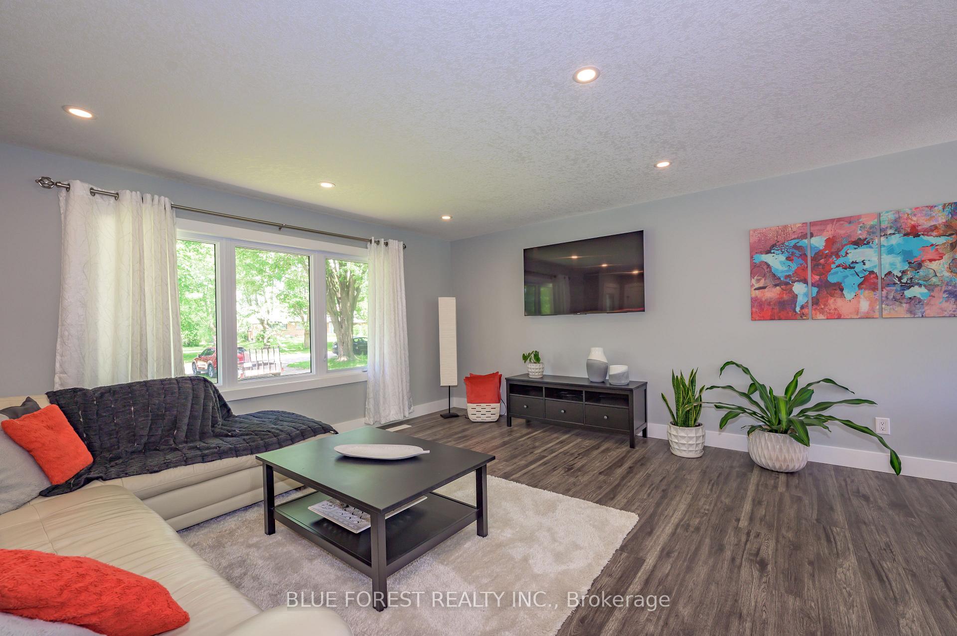 Photo 5 of 966 Glenbanner Road, London, South Y — HOMEH