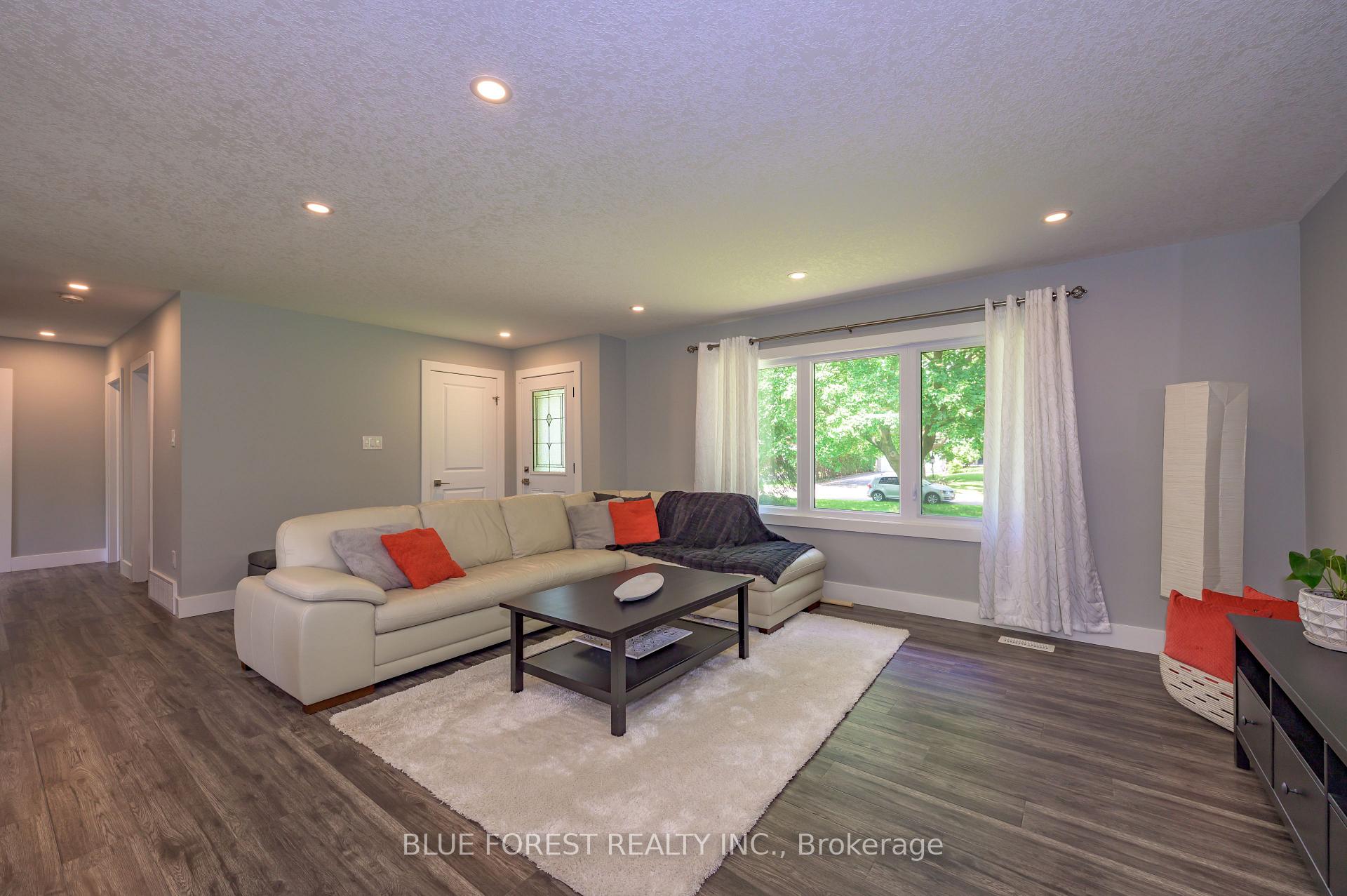 Photo 6 of 966 Glenbanner Road, London, South Y — HOMEH