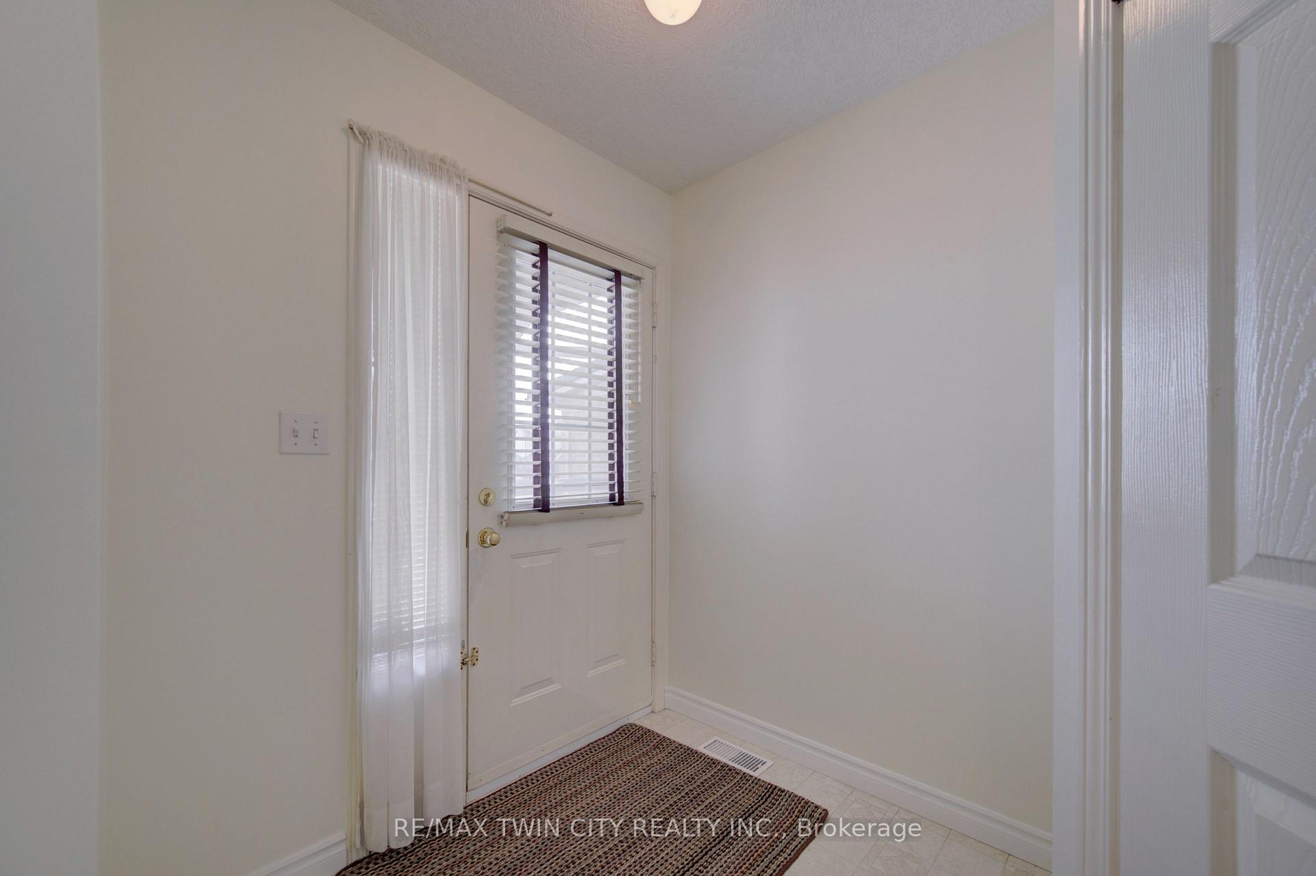 Photo 4 of 1064 Copper Leaf Crescent, Kitchener, Trussler — HOMEH