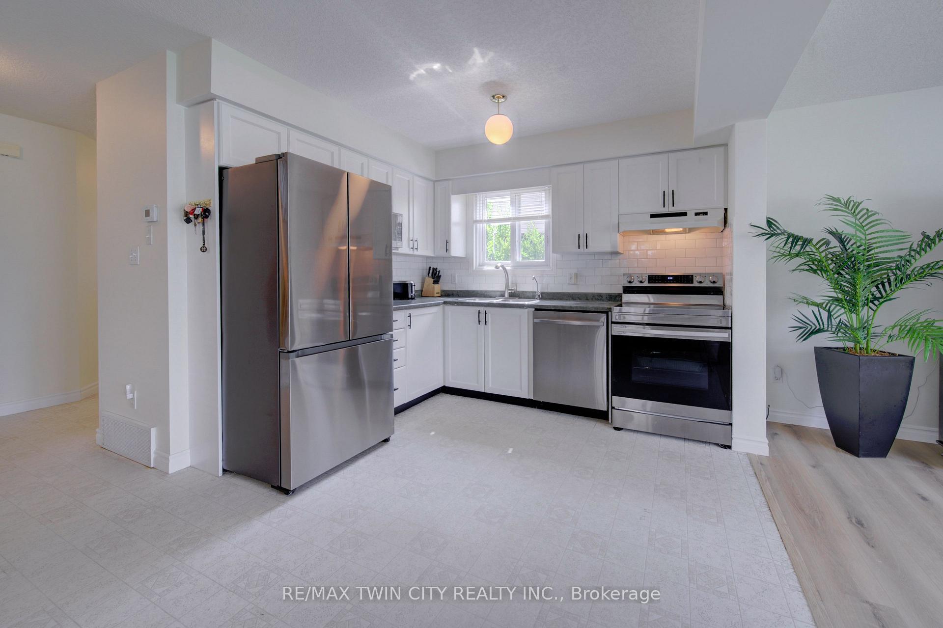 Photo 8 of 1064 Copper Leaf Crescent, Kitchener, Trussler — HOMEH