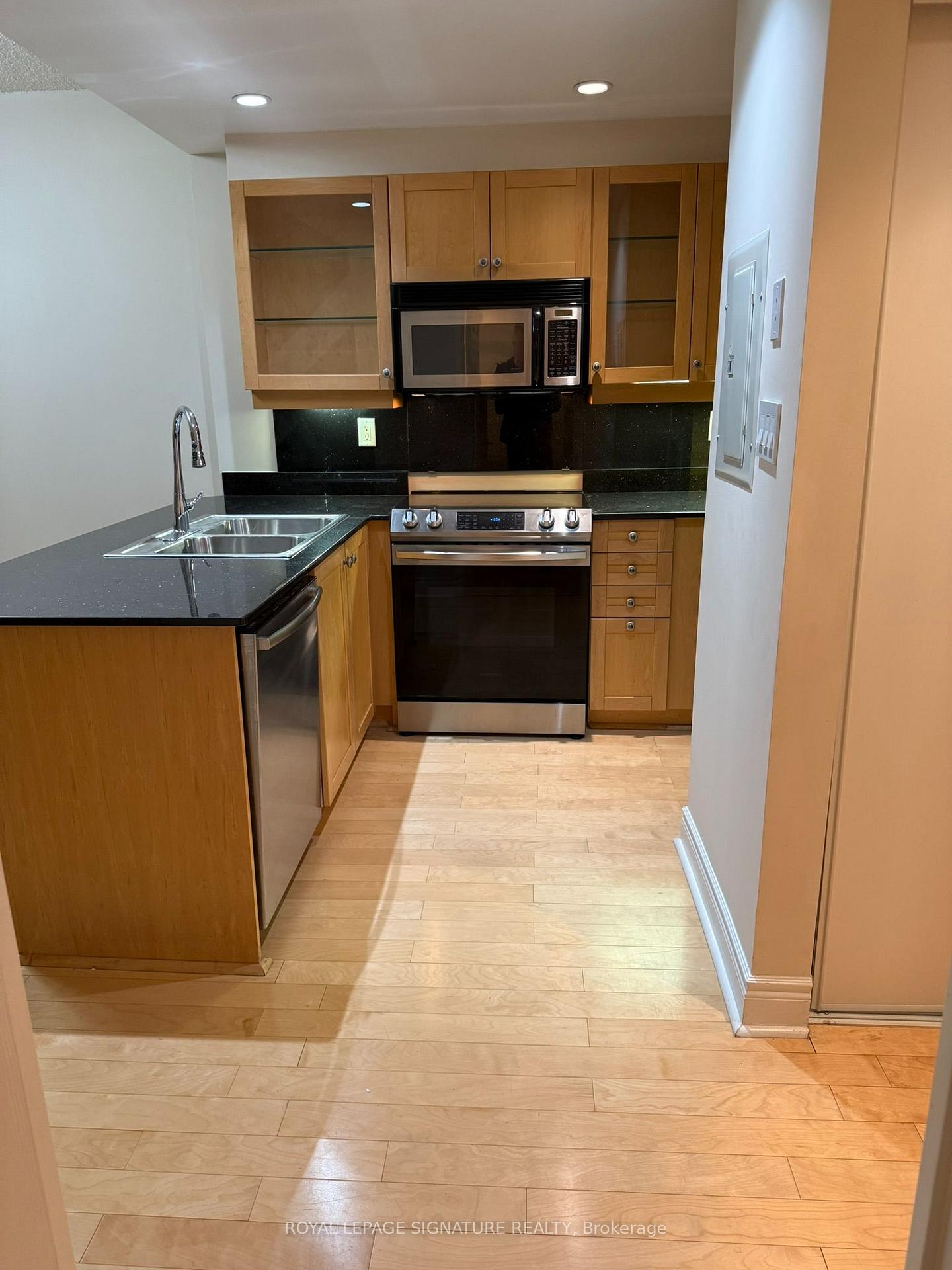 Photo 4 of Unit 1705, 80 Cumberland Street, Toronto, The Annex — HOMEH