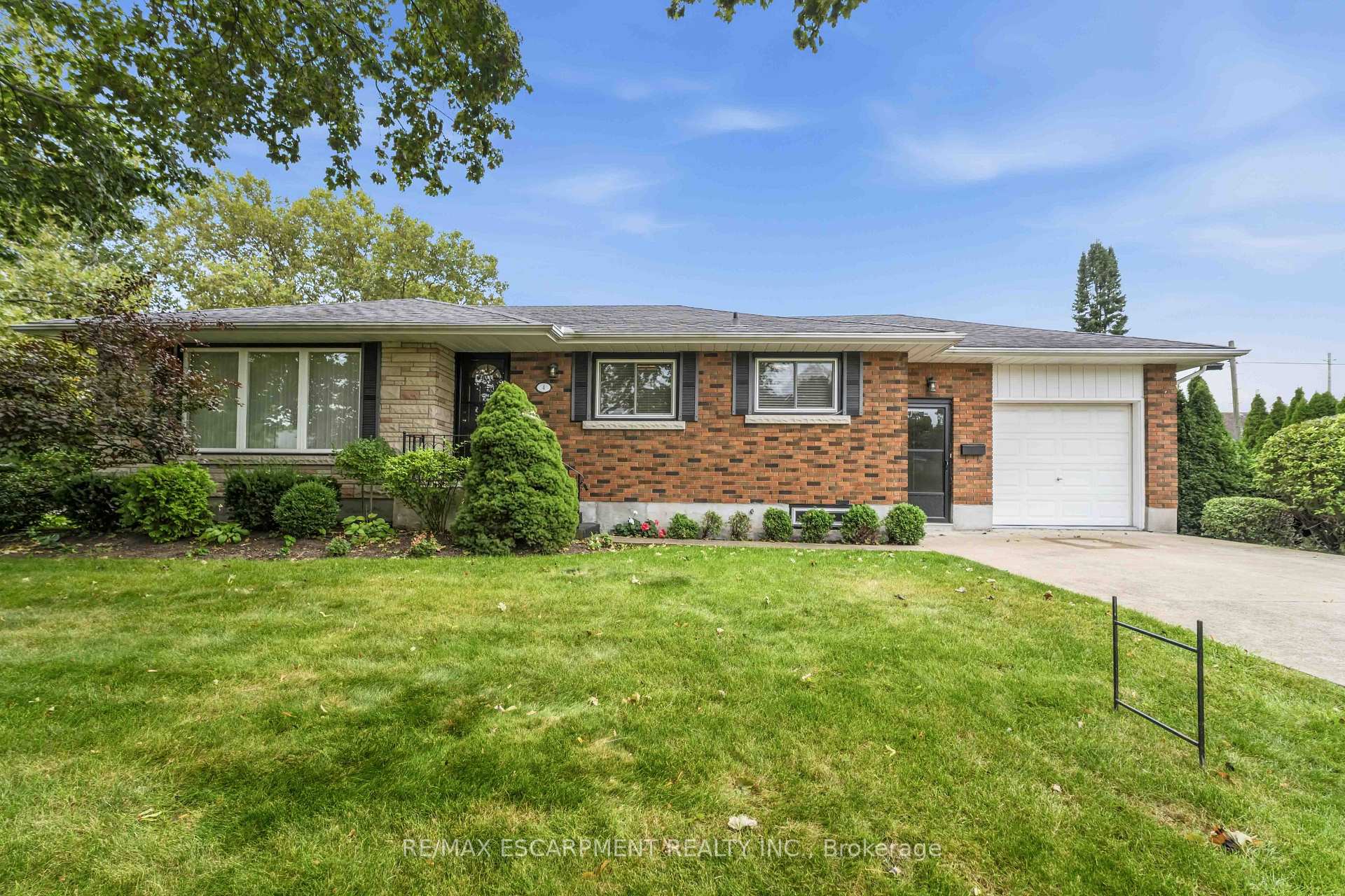 Photo 2 of 4 Regina Avenue, St. Catharines, Bunting/Linwell — HOMEH