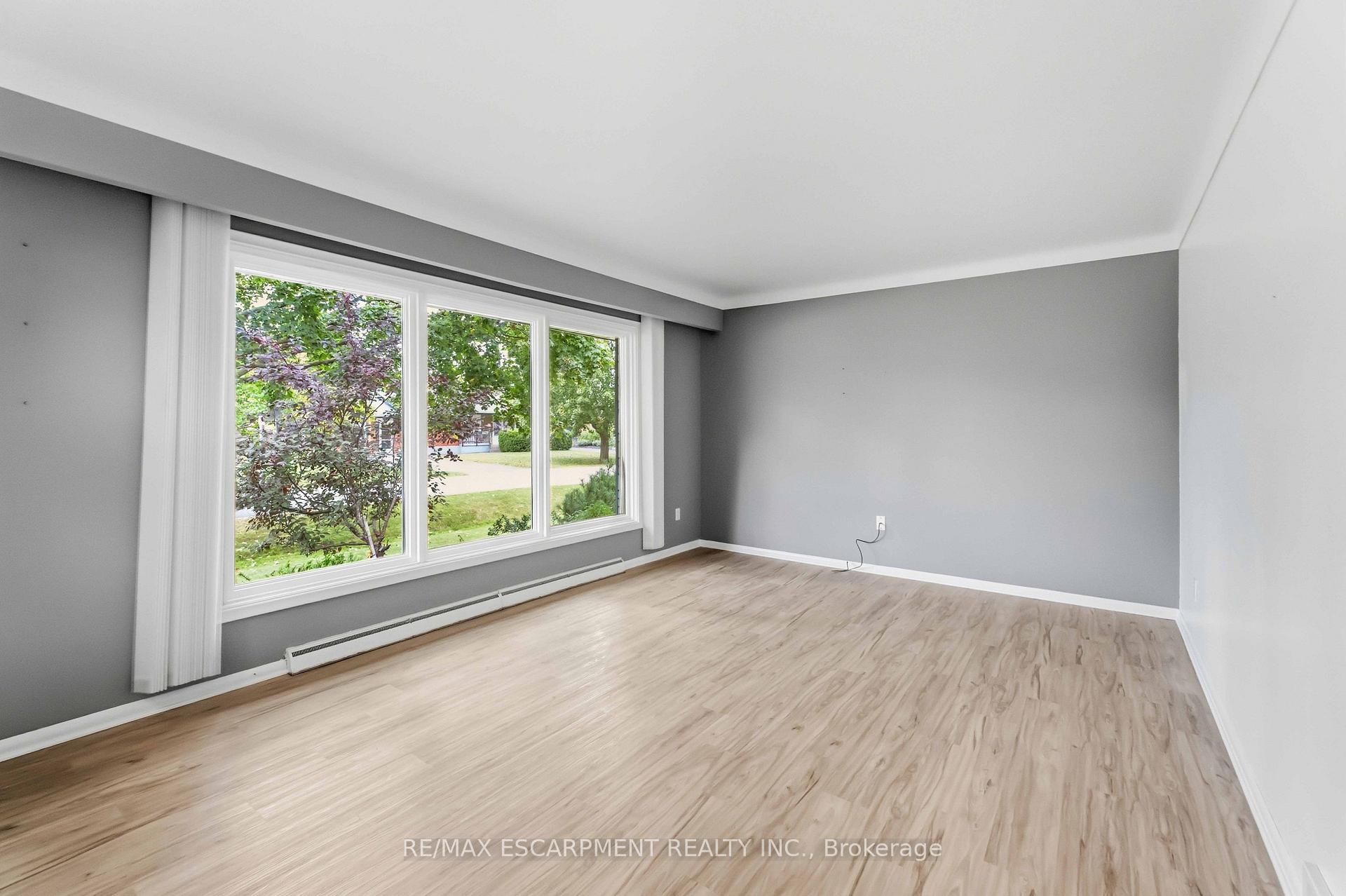 Photo 6 of 4 Regina Avenue, St. Catharines, Bunting/Linwell — HOMEH