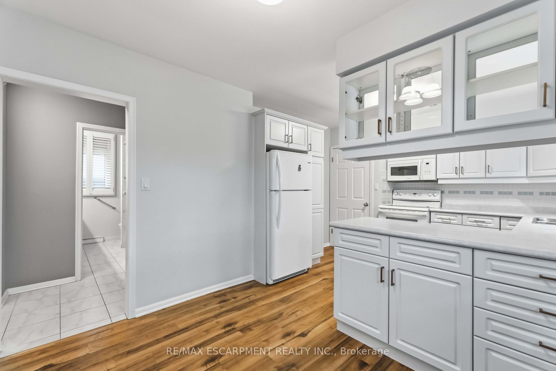 Photo 10 of 4 Regina Avenue, St. Catharines, Bunting/Linwell — HOMEH