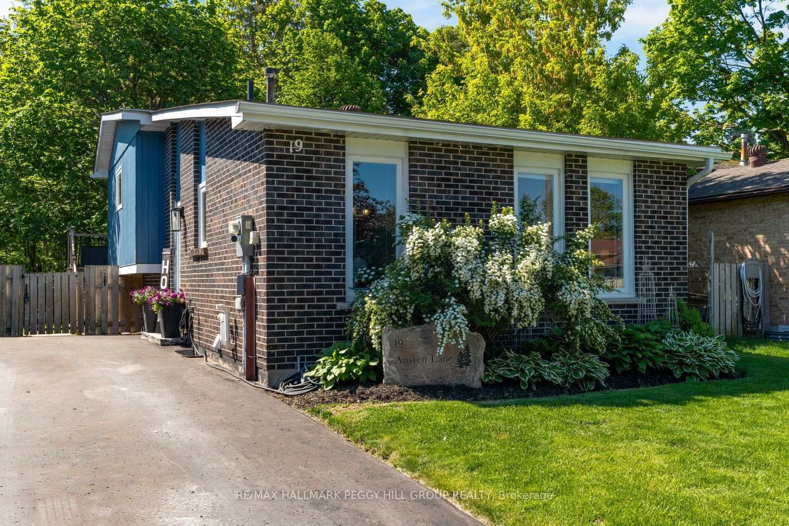 Photo 2 of 19 Austen Lane, Barrie, Letitia Heights — HOMEH