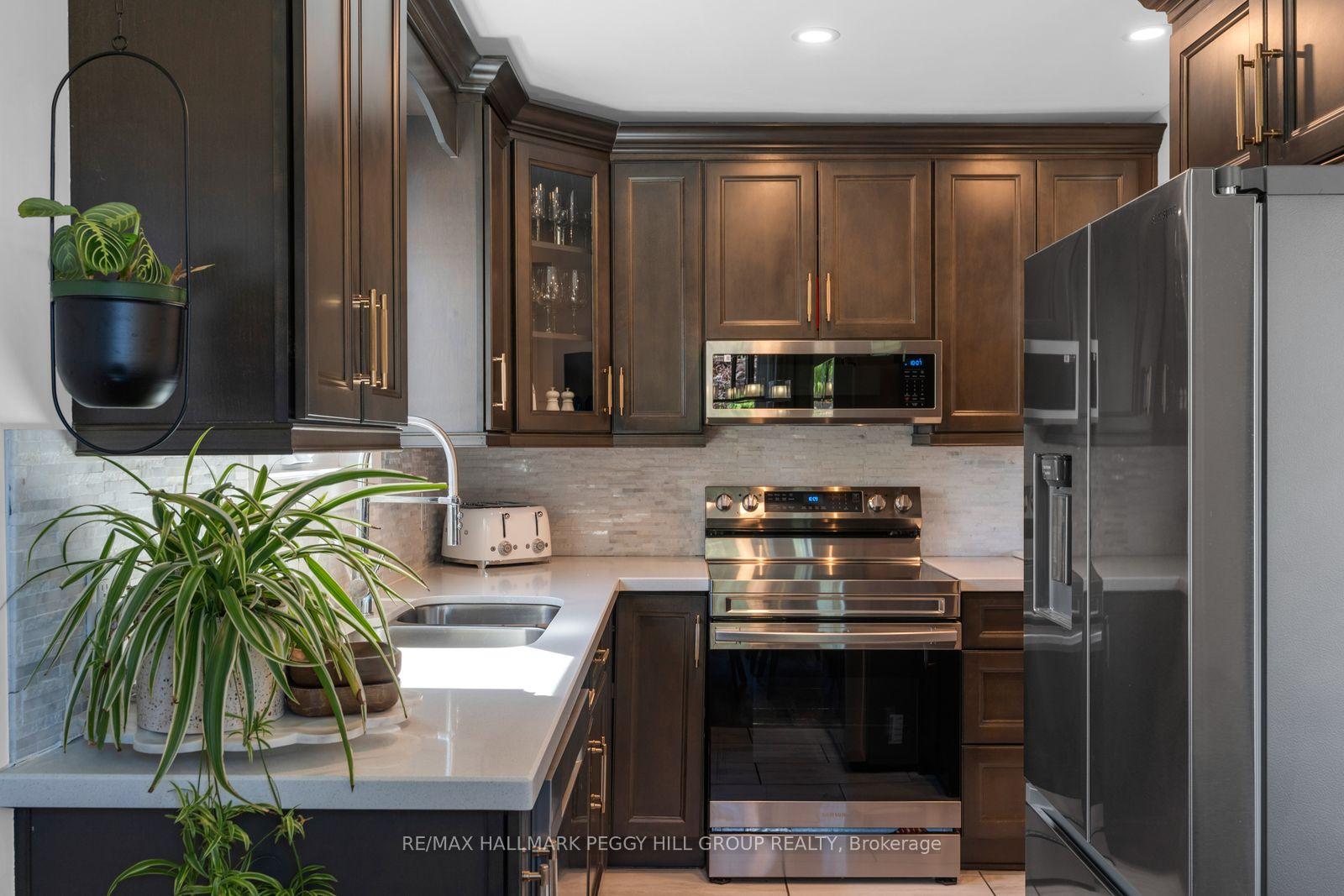 Photo 7 of 19 Austen Lane, Barrie, Letitia Heights — HOMEH