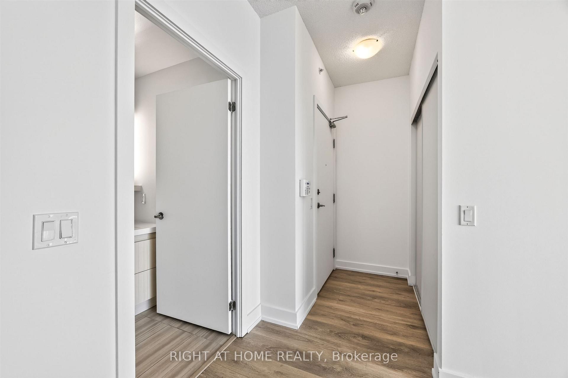 Photo 4 of Unit 712, 128 Fairview Mall Drive, North York, Don Valley Village — HOMEH
