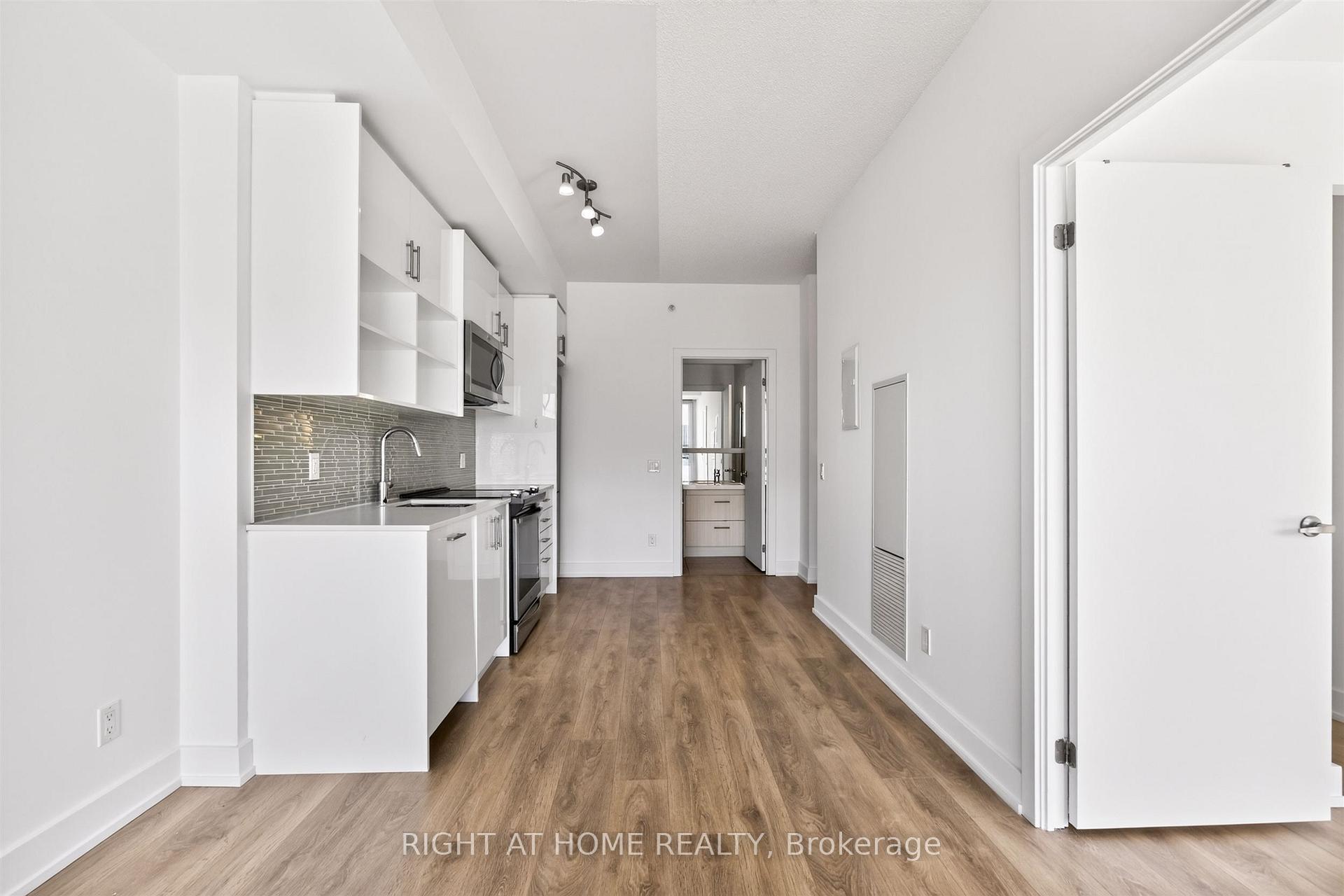 Photo 6 of Unit 712, 128 Fairview Mall Drive, North York, Don Valley Village — HOMEH