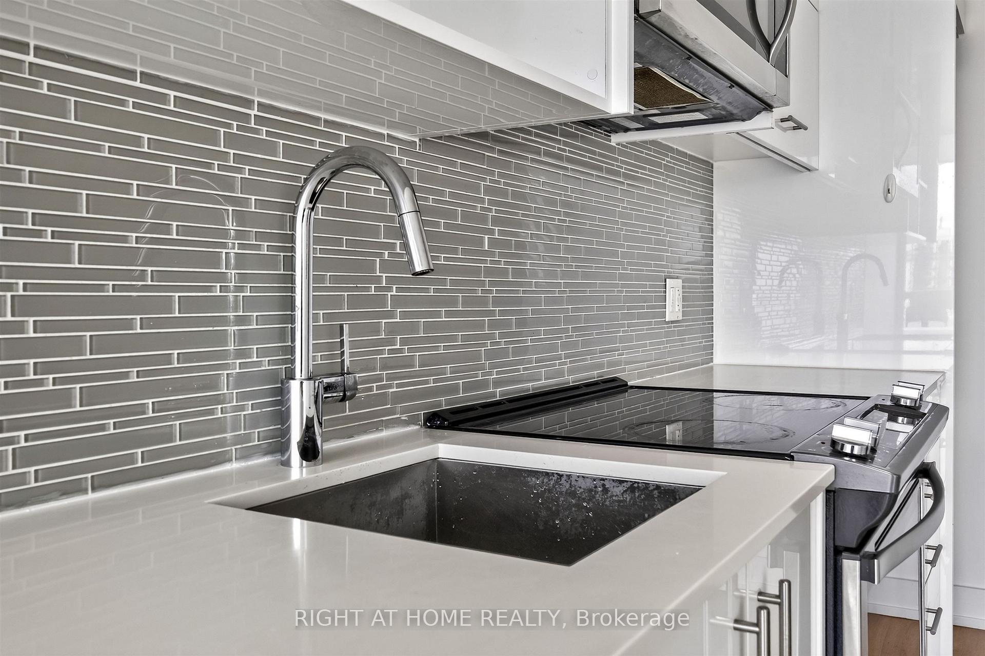 Photo 8 of Unit 712, 128 Fairview Mall Drive, North York, Don Valley Village — HOMEH