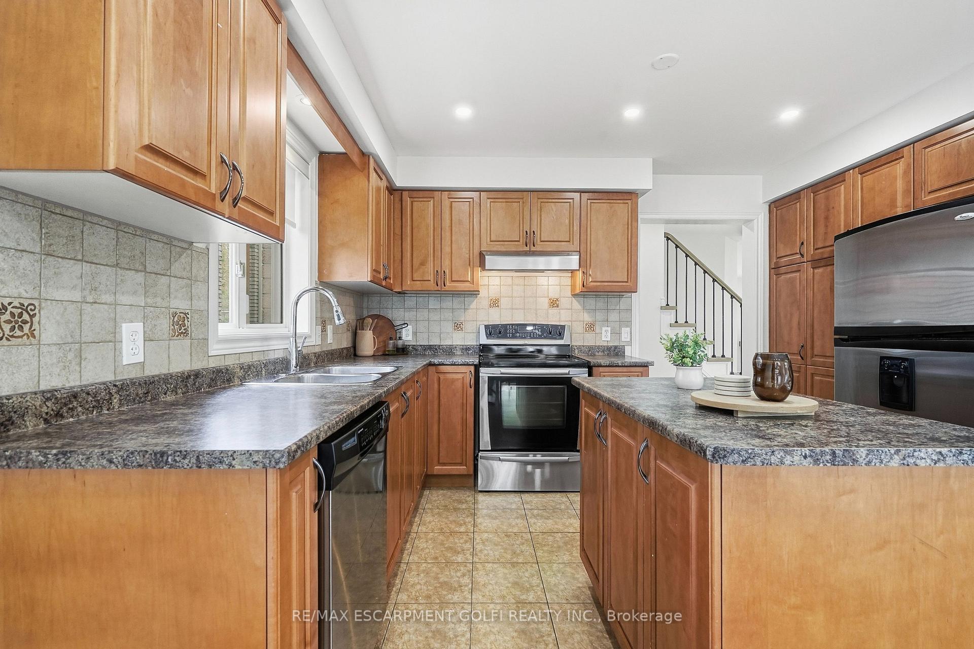 Photo 8 of 115 Bocelli Crescent, Hamilton, Stoney Creek — HOMEH