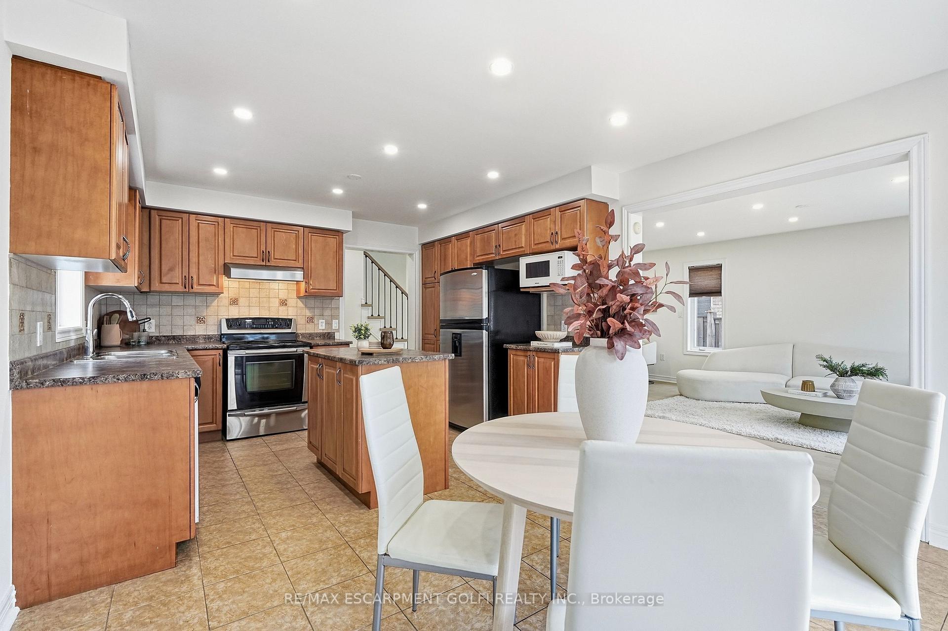 Photo 11 of 115 Bocelli Crescent, Hamilton, Stoney Creek — HOMEH