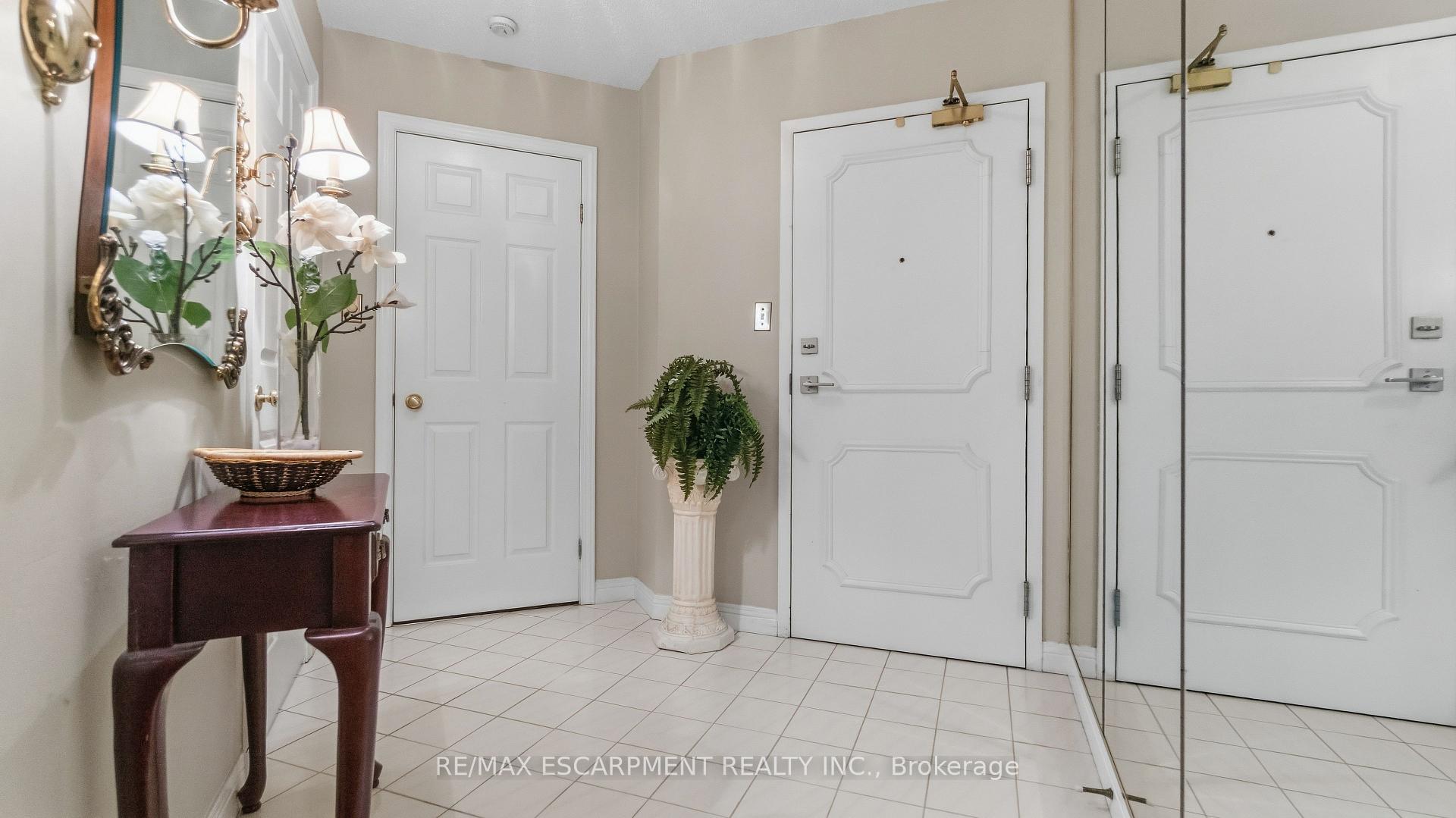 Photo 2 of Unit 510, 8 Village Green Boulevard, Hamilton, Stoney Creek — HOMEH