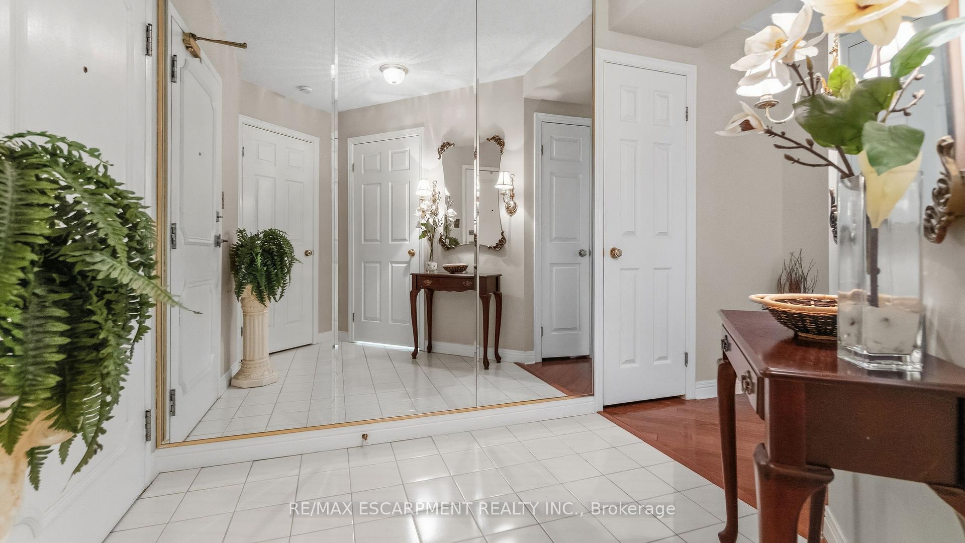 Photo 3 of Unit 510, 8 Village Green Boulevard, Hamilton, Stoney Creek — HOMEH