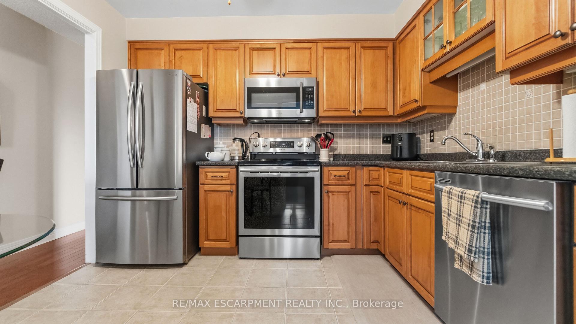 Photo 11 of Unit 510, 8 Village Green Boulevard, Hamilton, Stoney Creek — HOMEH