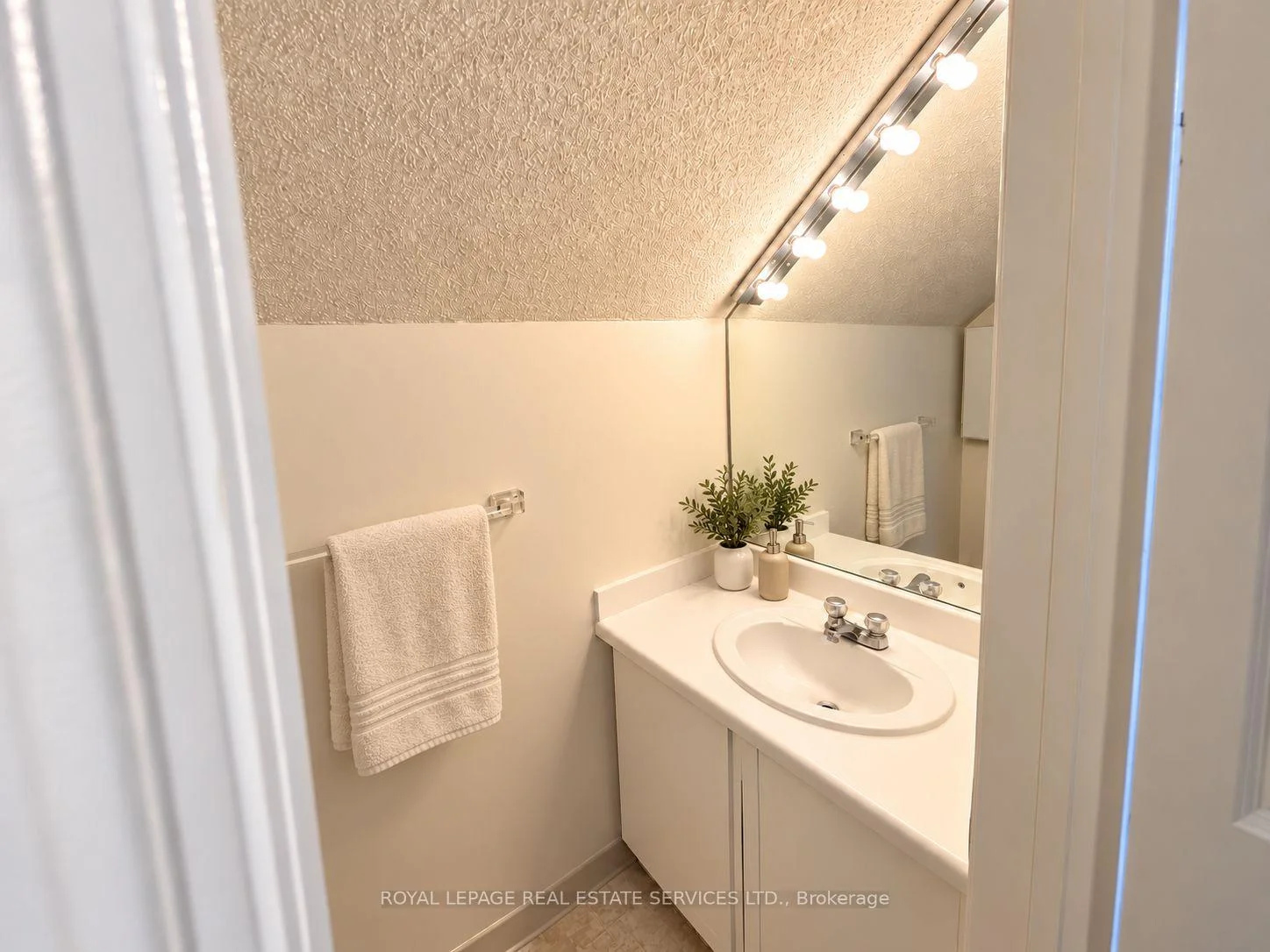 Photo 4 of Unit 2, 102 Westminster Avenue, Toronto, Roncesvalles — HOMEH