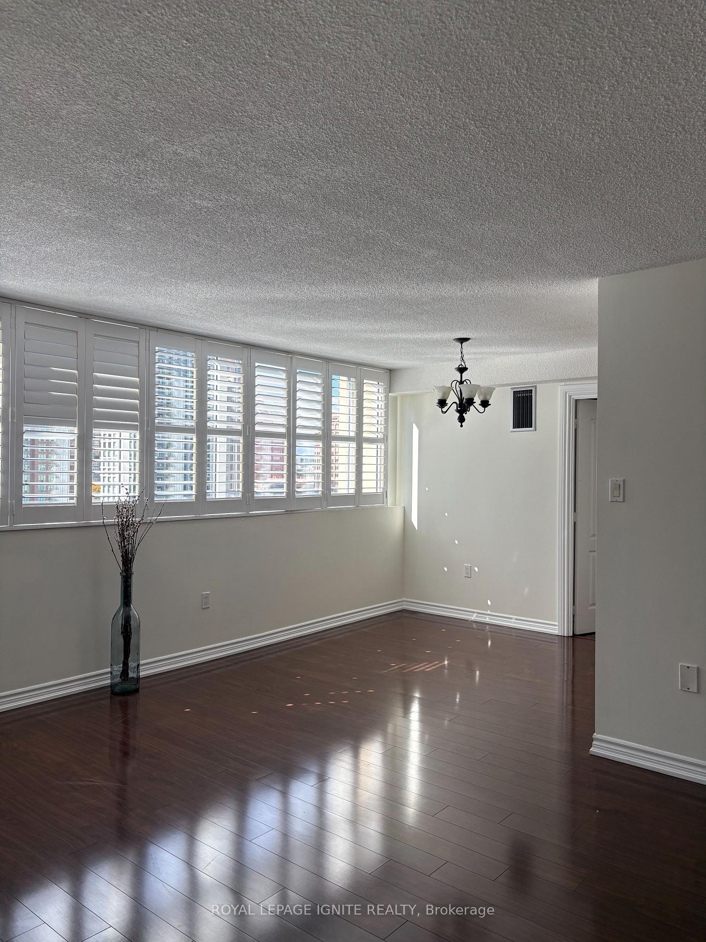 Photo of Unit 1105, 3590 Kaneff Crescent