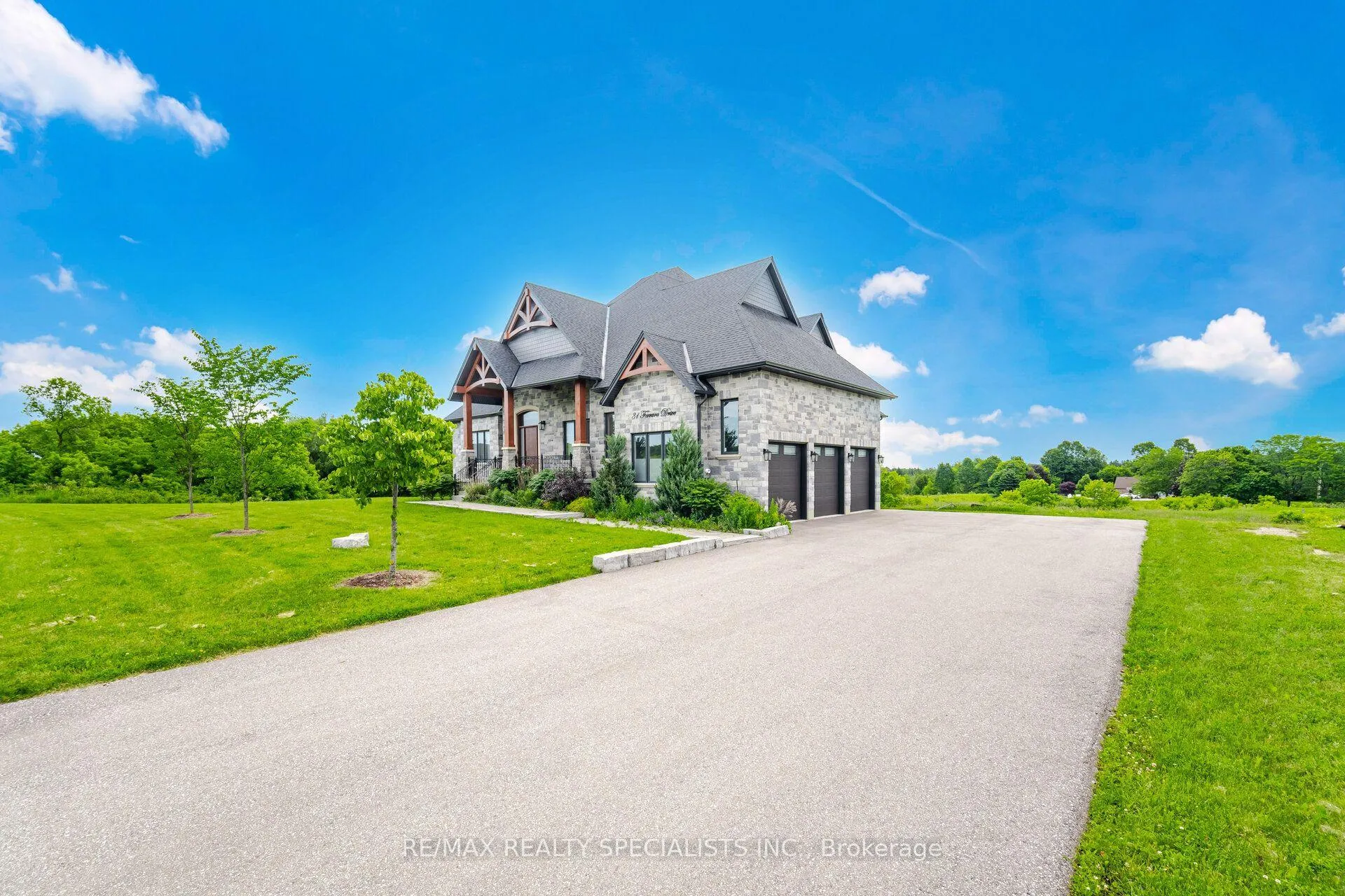 Photo 3 of 31 Ferrara Drive, Caledon, Palgrave — HOMEH