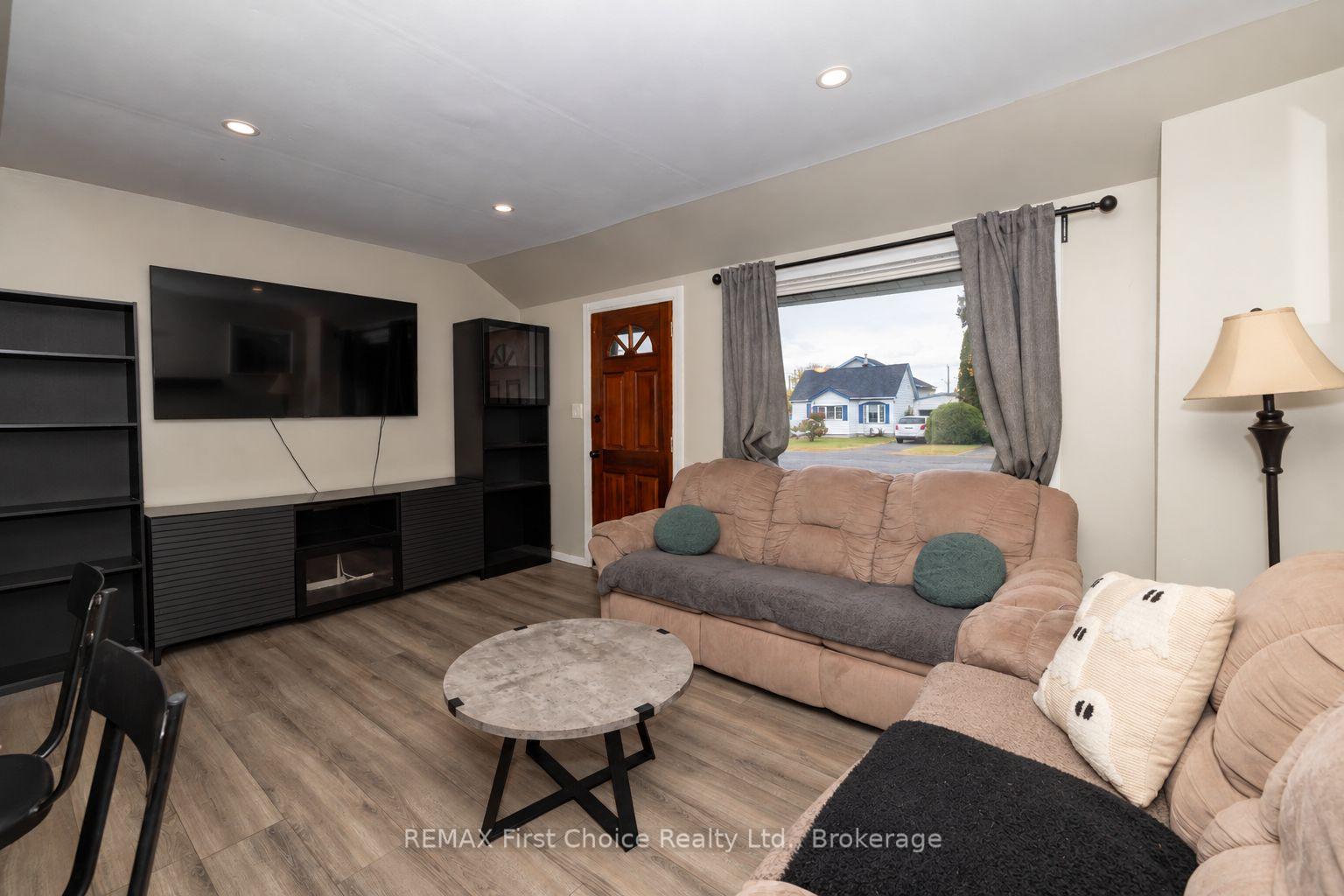 Photo 4 of 84 Penfold Street, Thunder Bay, Shuniah — HOMEH