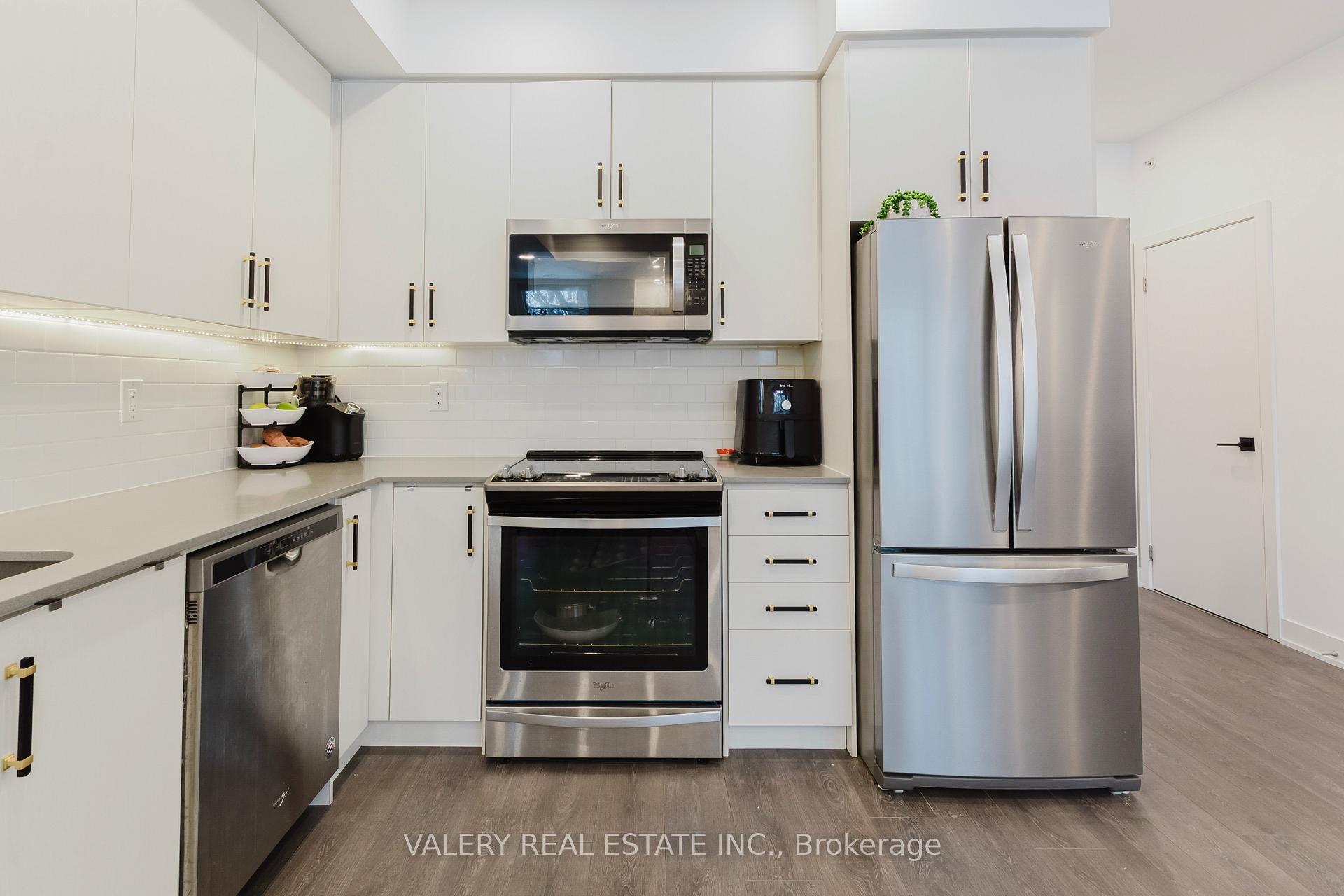 Photo 3 of Unit 16, 3492 Widdicombe Way, Mississauga, Erin Mills — HOMEH