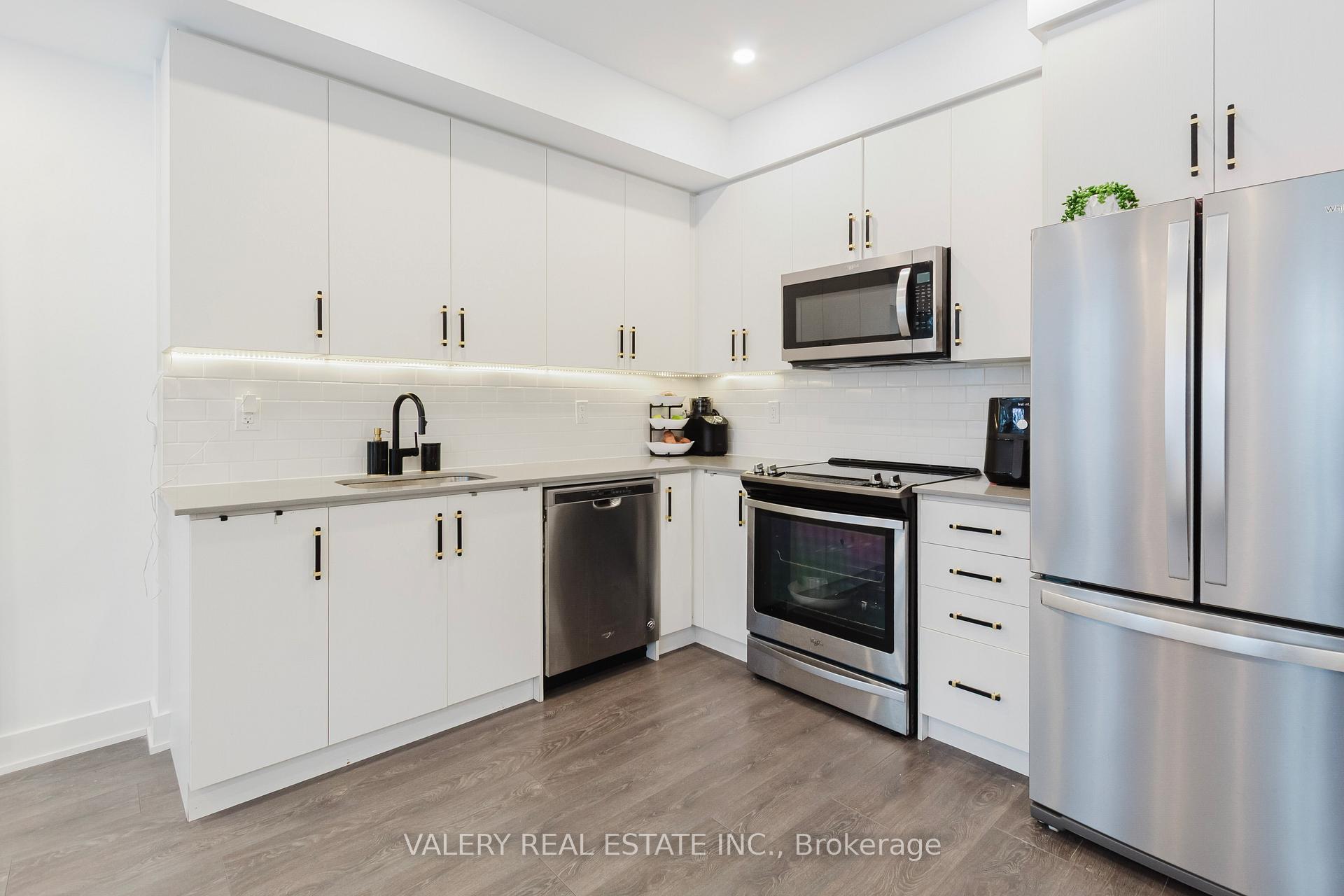Photo 4 of Unit 16, 3492 Widdicombe Way, Mississauga, Erin Mills — HOMEH
