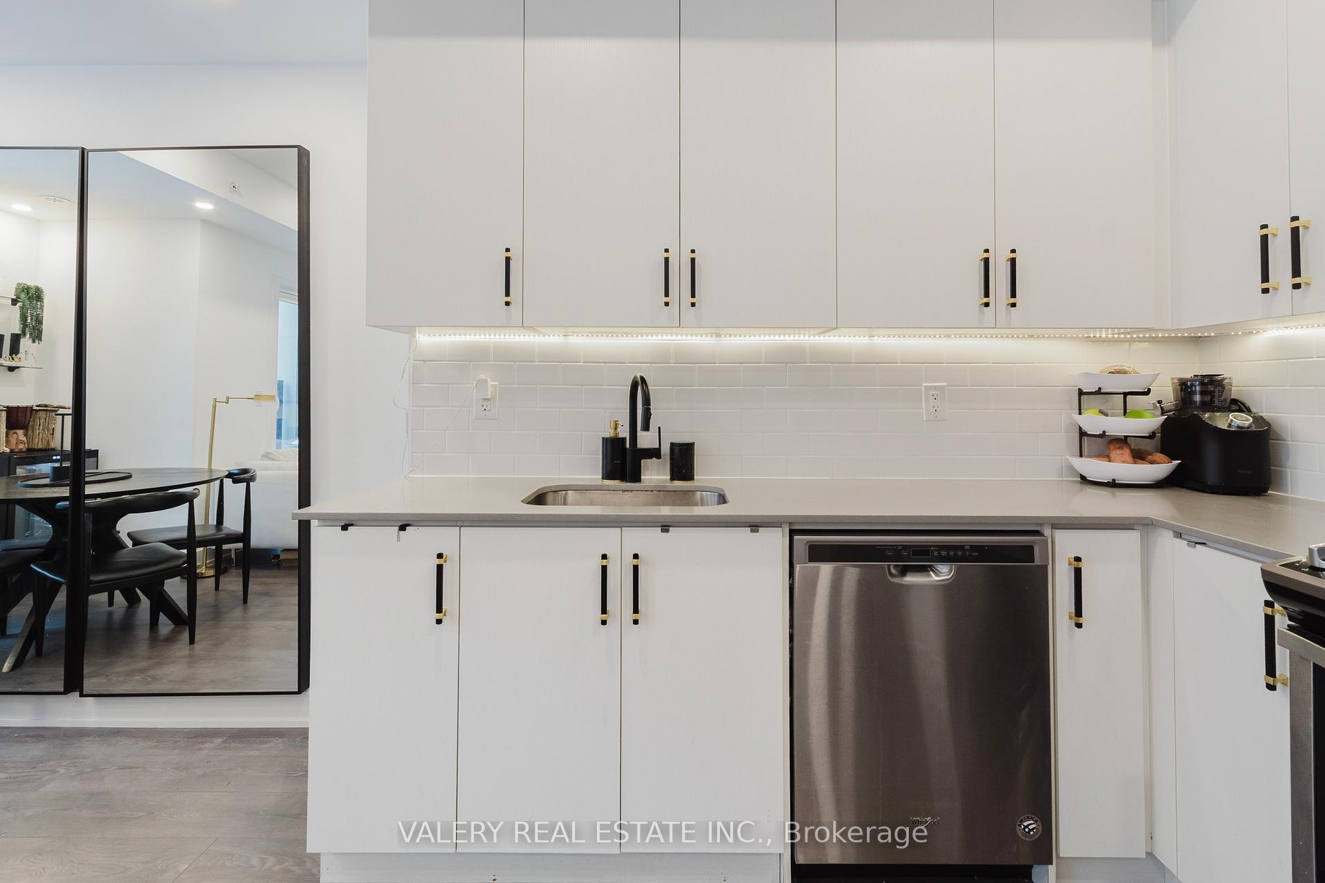 Photo 5 of Unit 16, 3492 Widdicombe Way, Mississauga, Erin Mills — HOMEH
