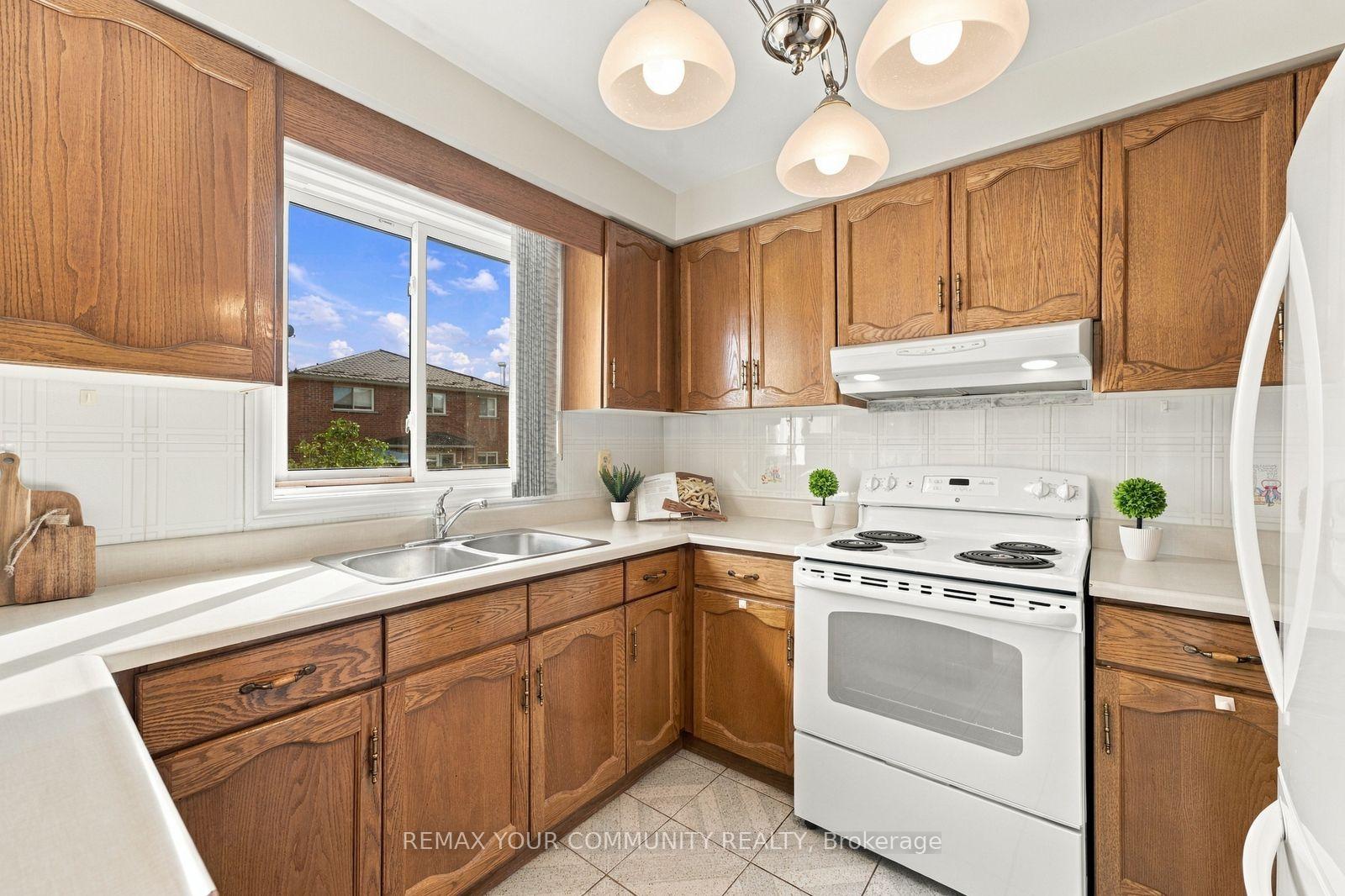 Photo 14 of 49 Trevor Street, Vaughan, East Woodbridge — HOMEH