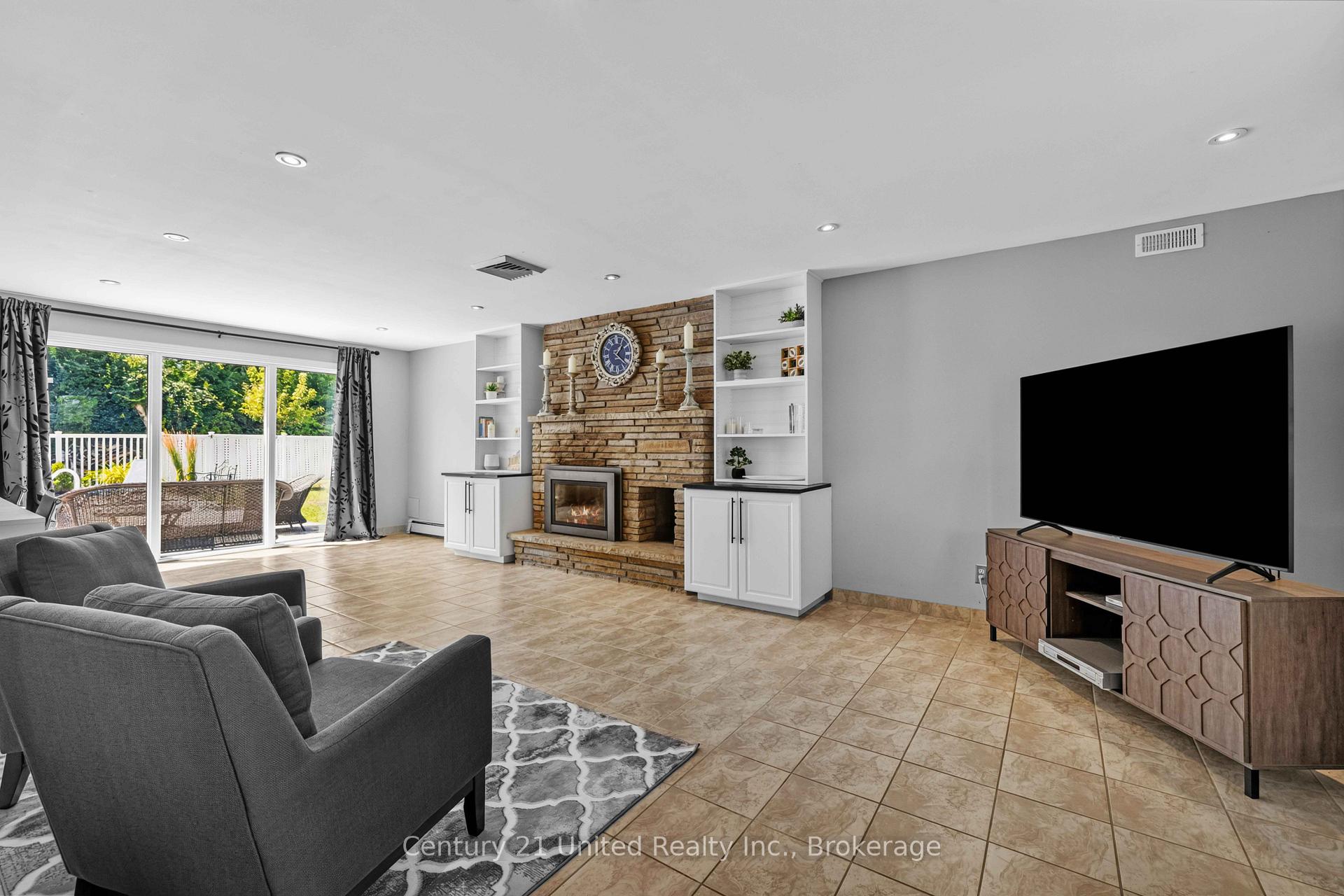 Photo 4 of 214 Hillview Drive, Peterborough, Northcrest Ward 5 — HOMEH