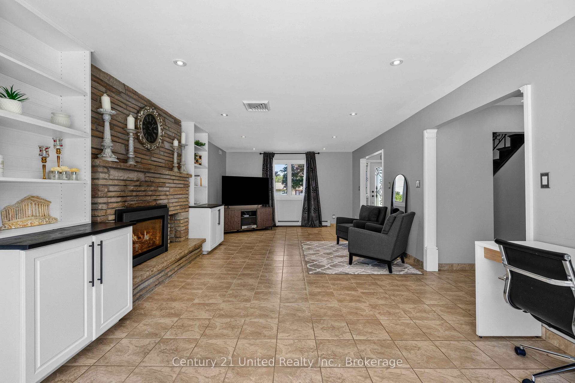 Photo 6 of 214 Hillview Drive, Peterborough, Northcrest Ward 5 — HOMEH