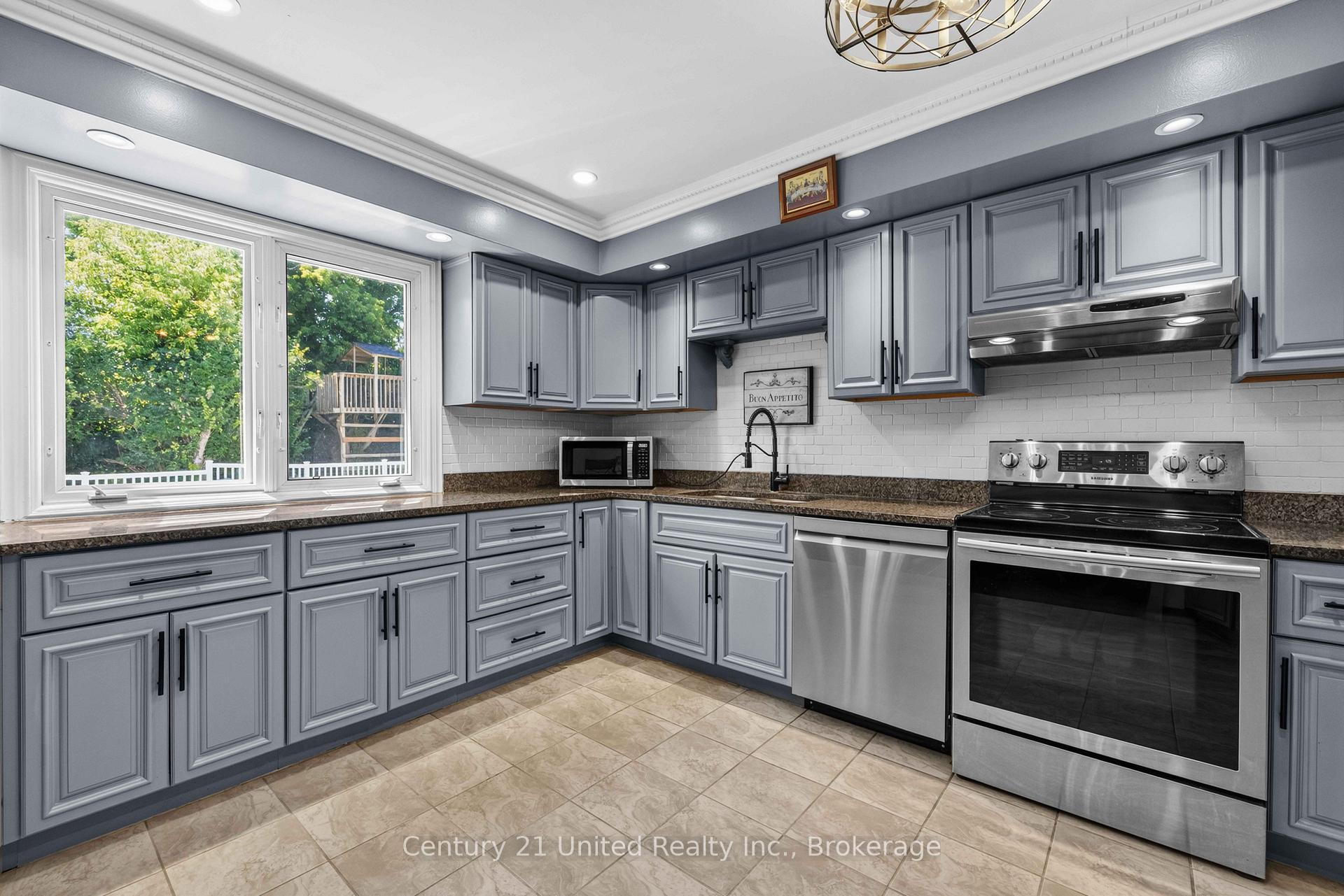 Photo 12 of 214 Hillview Drive, Peterborough, Northcrest Ward 5 — HOMEH