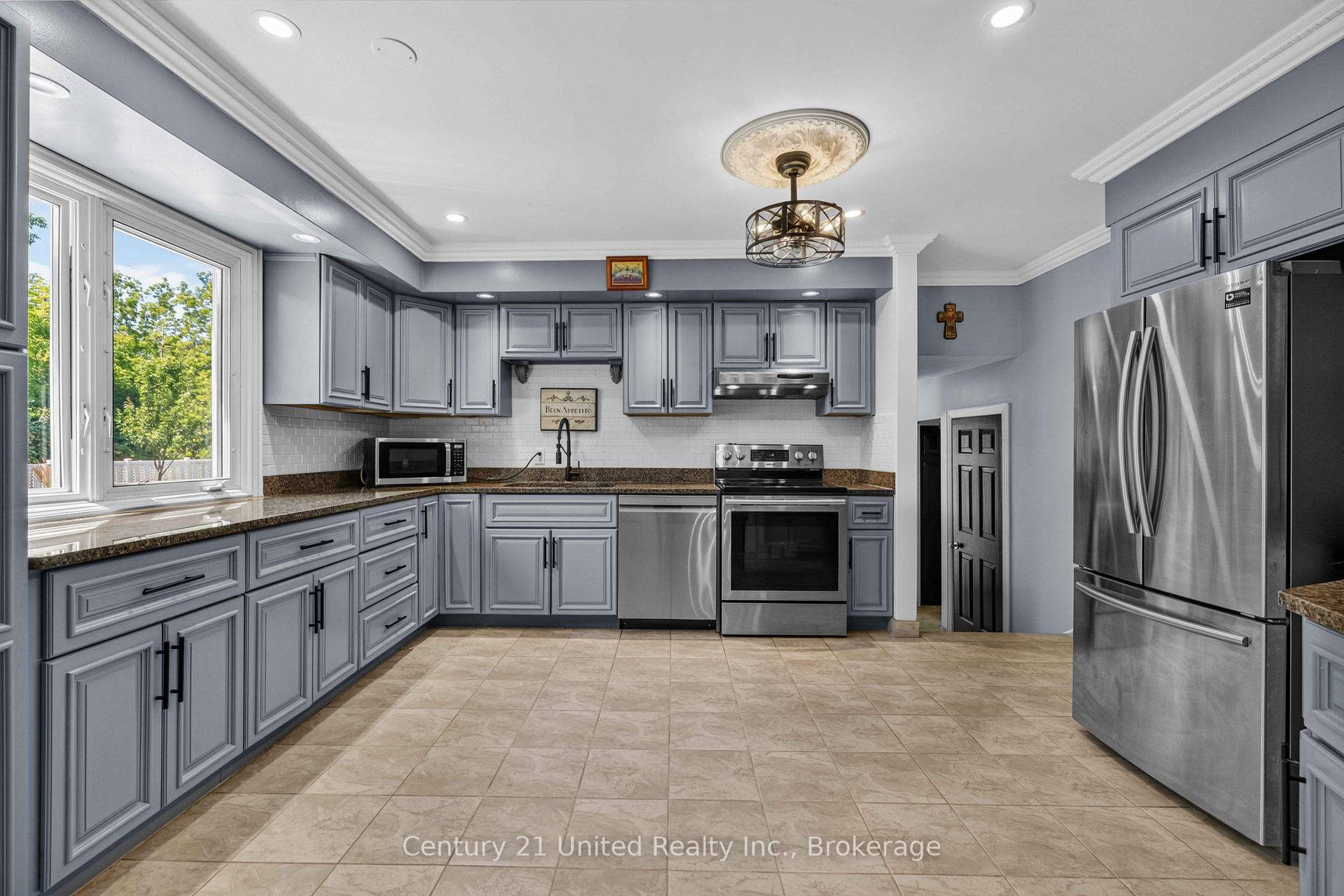 Photo 13 of 214 Hillview Drive, Peterborough, Northcrest Ward 5 — HOMEH