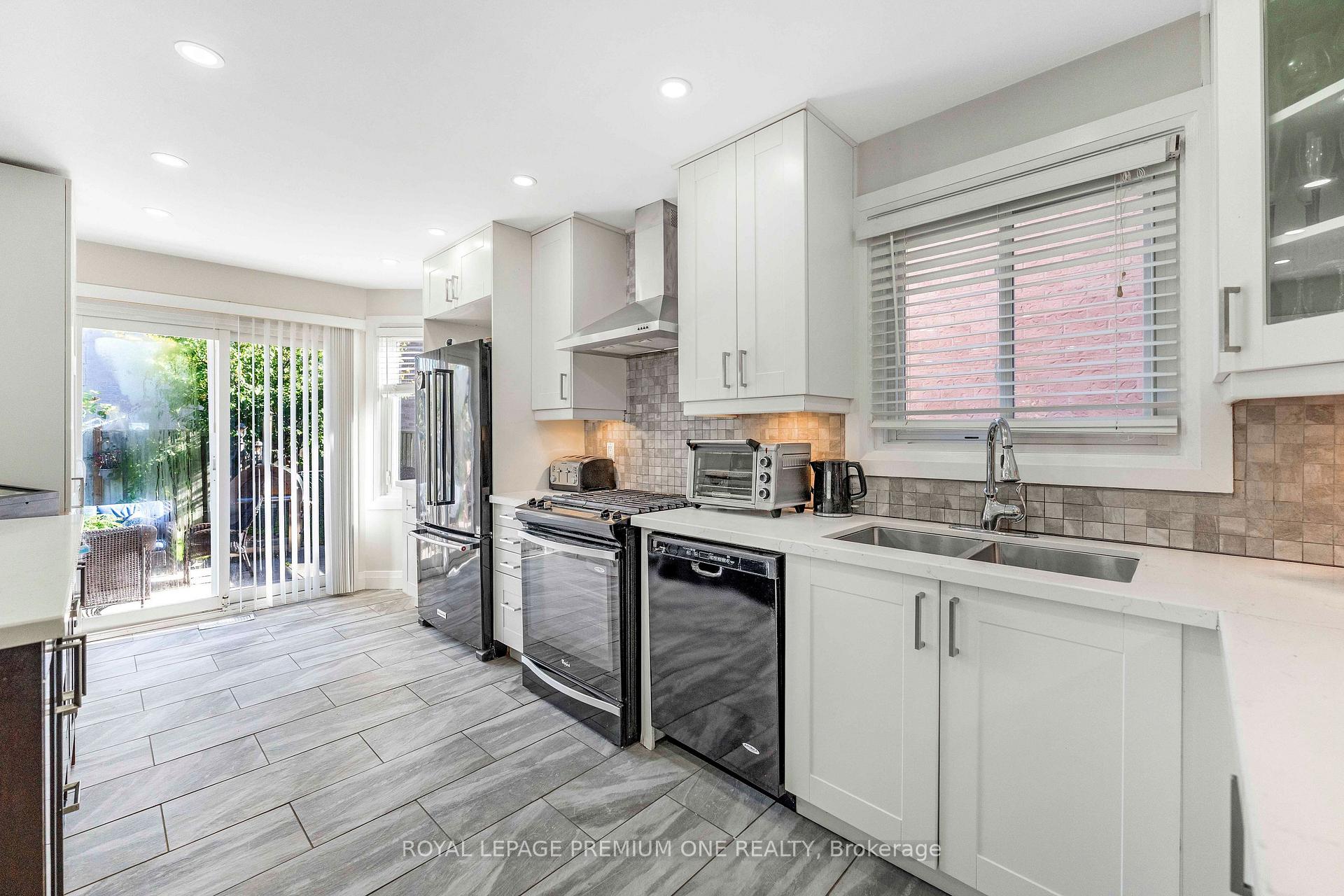 Photo 21 of 25 Sir Lancelot Court, Caledon, Bolton East — HOMEH