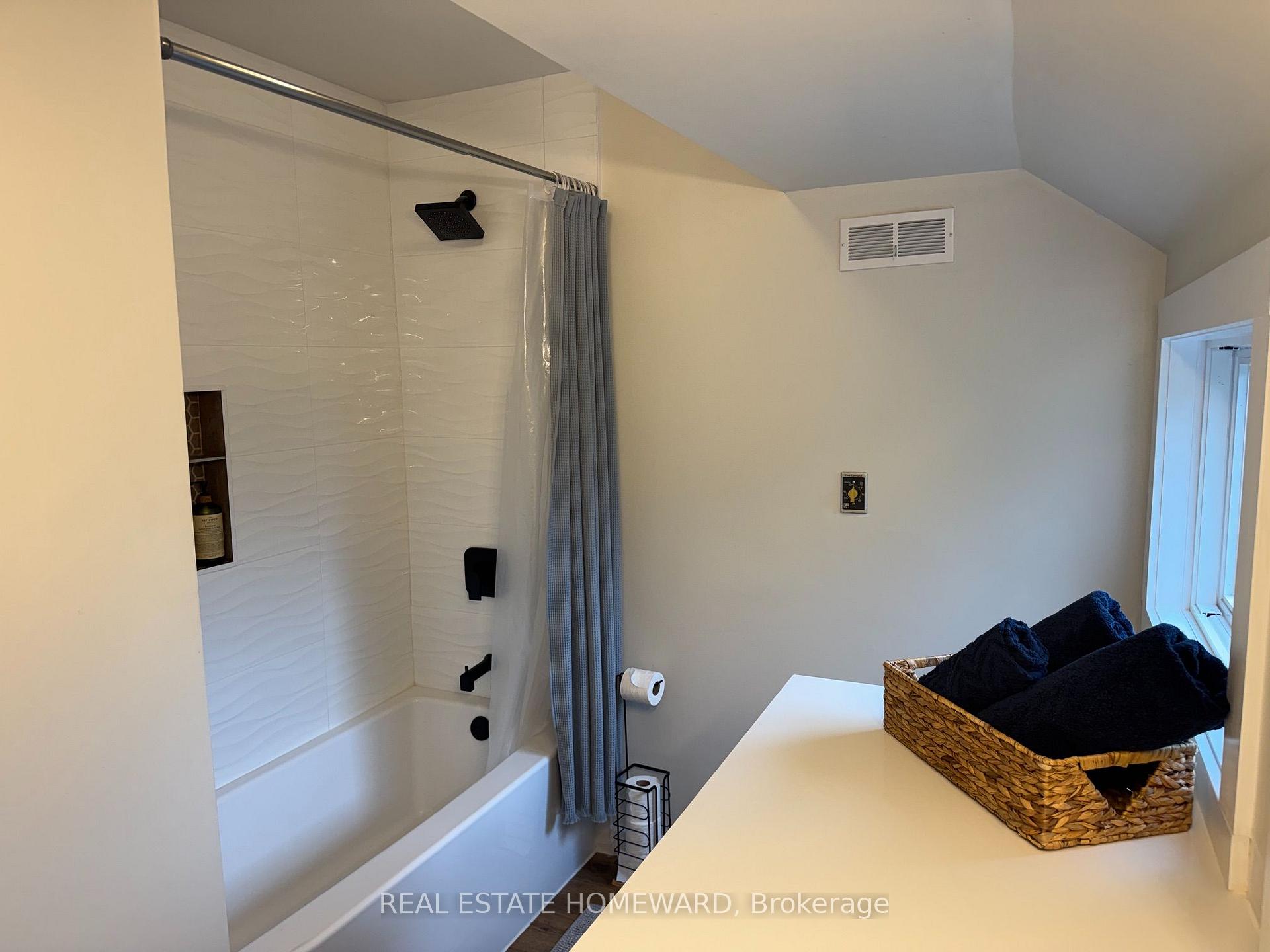Photo 11 of 130 Escarpment Crescent, Collingwood — HOMEH