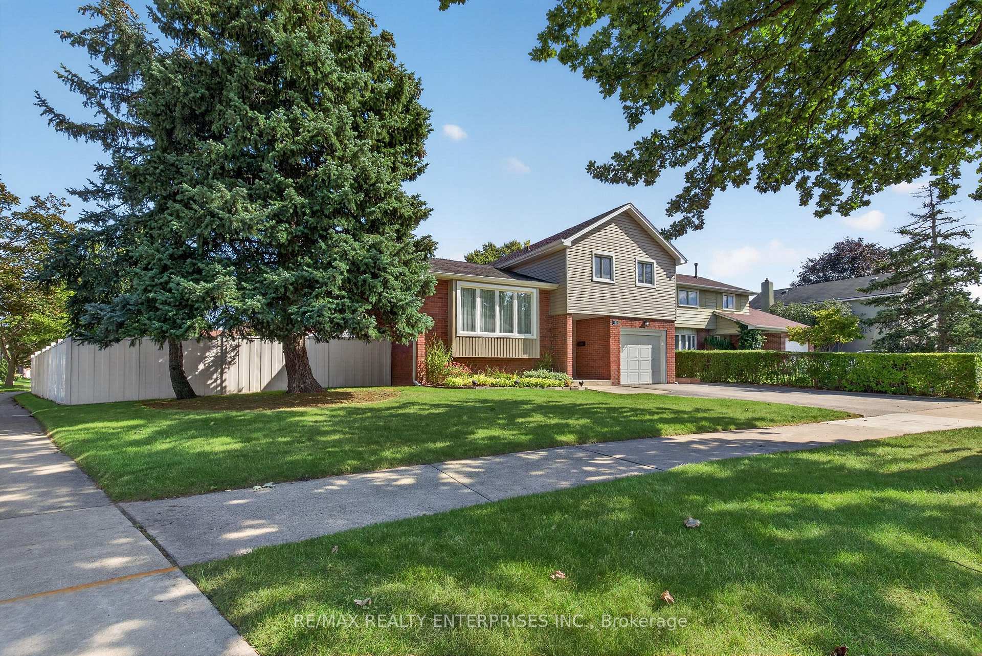 Photo 2 of 2482 Windjammer Road E, Mississauga, Erin Mills — HOMEH